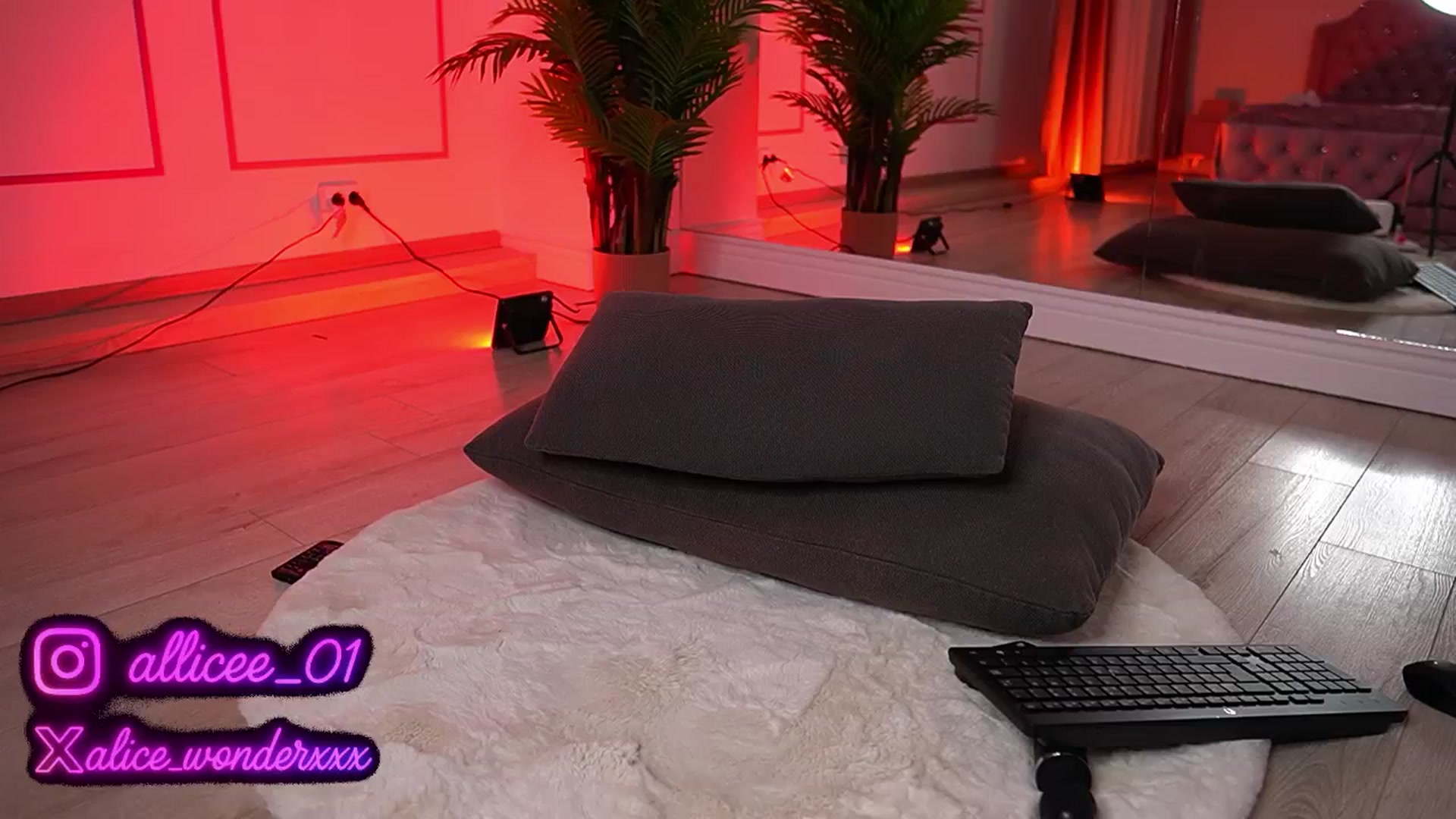 Gallery image thumbnail from VanesaSimon's myfreecams stream on, 05/21/2025, 09:09 image 7 of 20
