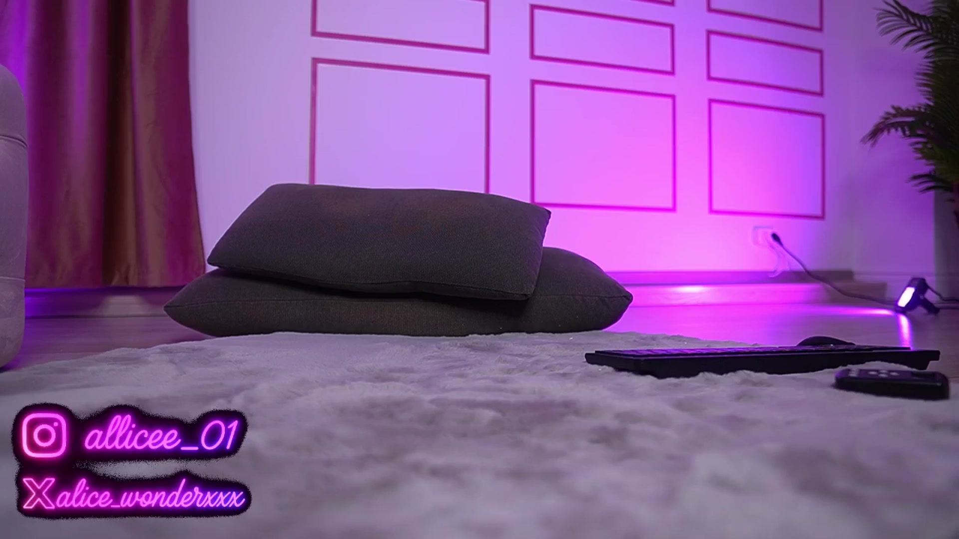 Gallery image thumbnail from VanesaSimon's myfreecams stream on, 06/03/2025, 12:10 image 13 of 20