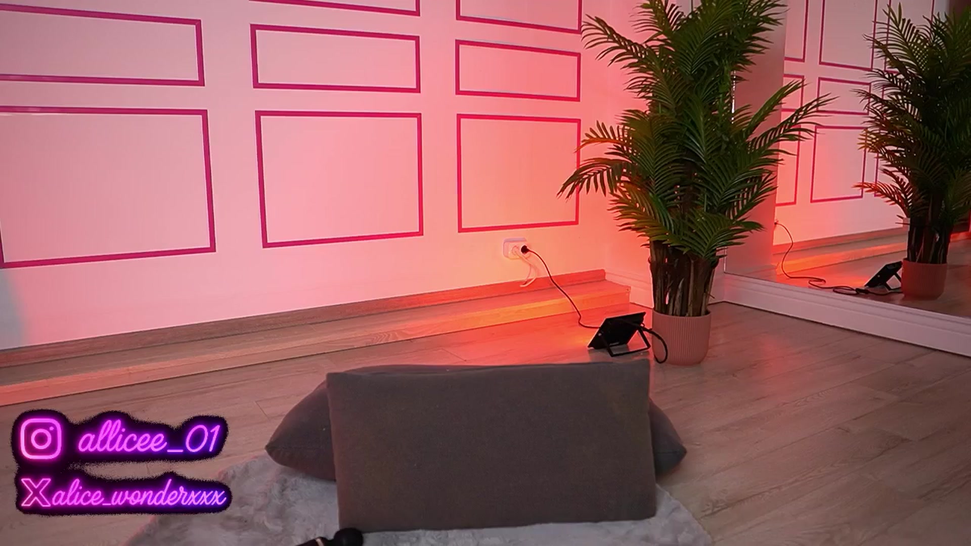 Gallery image thumbnail from VanesaSimon's myfreecams stream on, 07/04/2025, 10:39 image 9 of 20