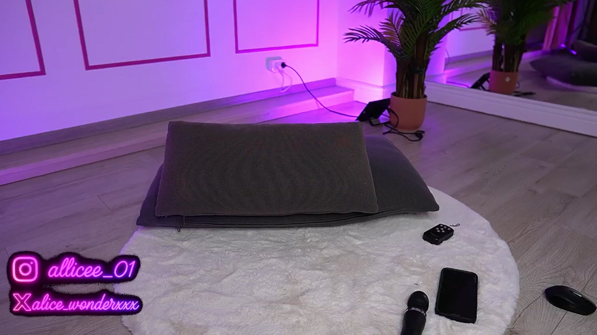 Gallery image thumbnail from VanesaSimon's myfreecams stream on, 07/18/2025, 12:41 image 18 of 20