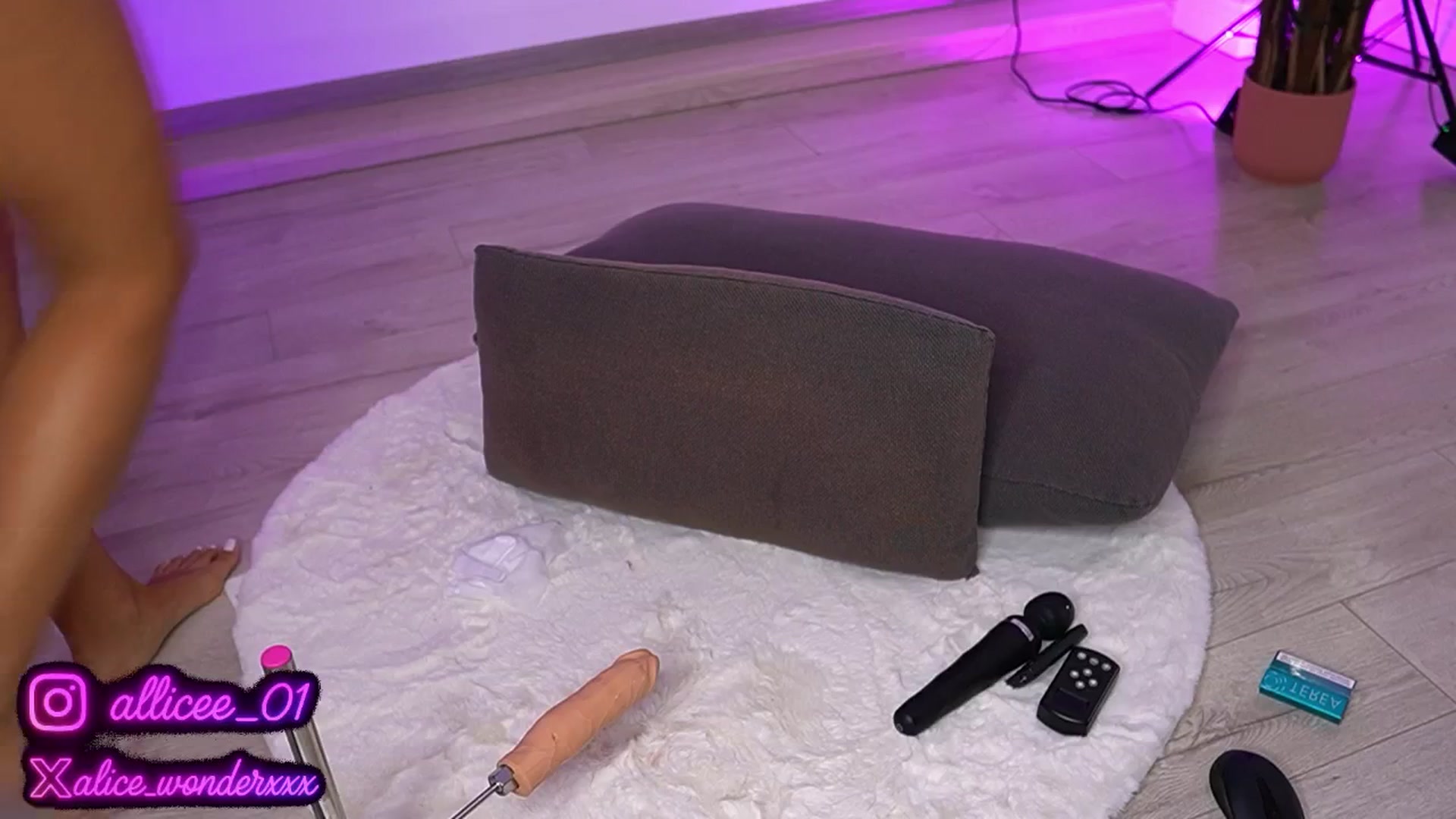 Gallery image thumbnail from VanesaSimon's myfreecams stream on, 08/11/2025, 12:10 image 11 of 20
