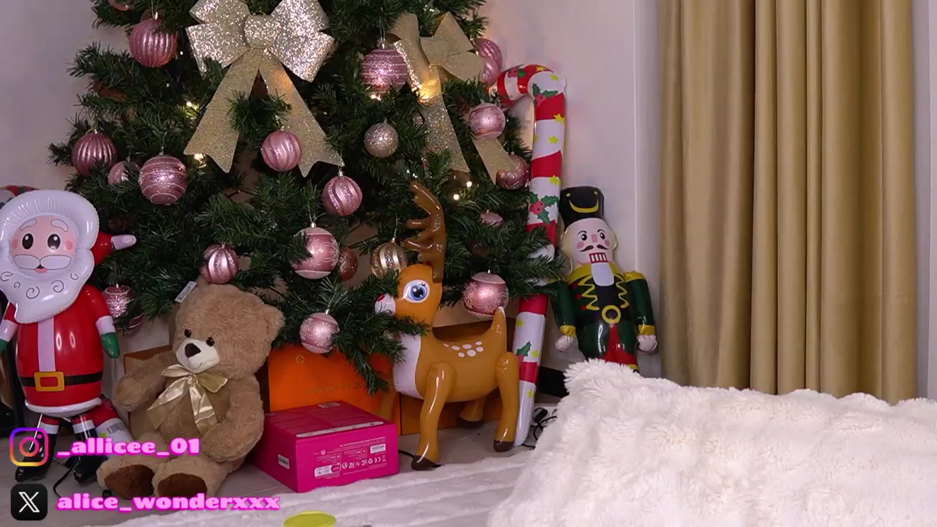 Gallery image thumbnail from VanesaSimon's myfreecams stream on, 12/25/2025, 13:05 image 5 of 20