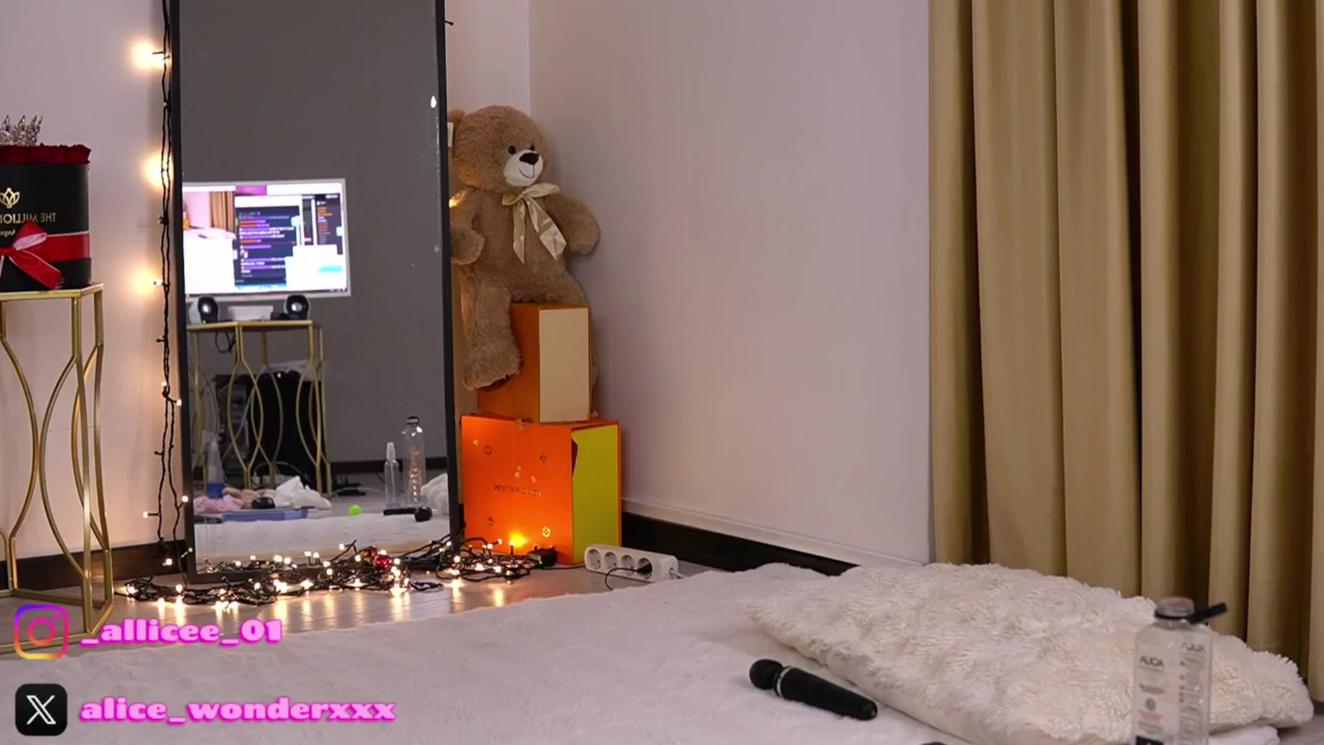Gallery image thumbnail from VanesaSimon's myfreecams stream on, 01/05/2026, 13:36 image 15 of 20