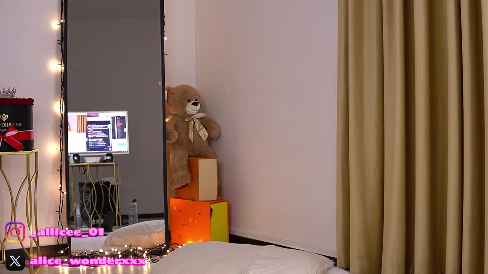 Gallery image thumbnail from VanesaSimon's myfreecams stream on, 01/05/2026, 14:04 image 16 of 20