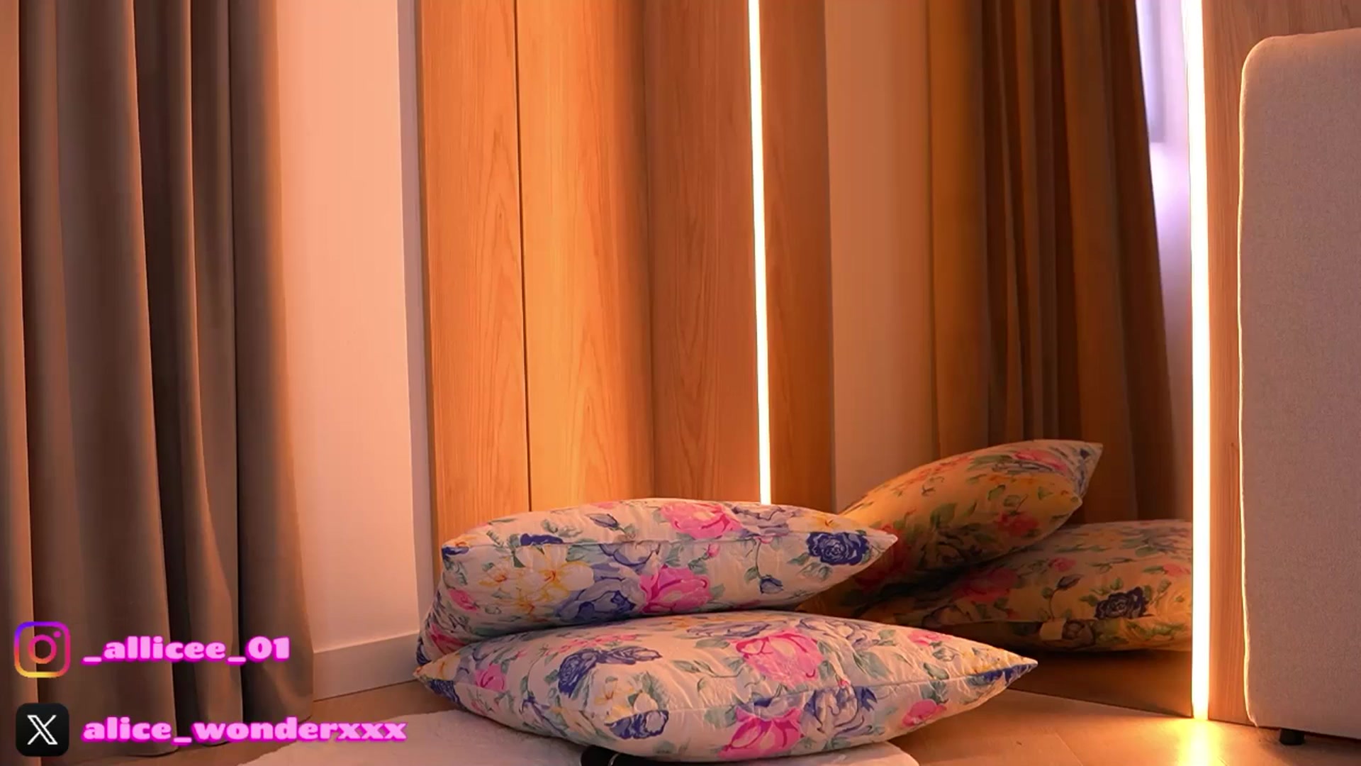 Gallery image thumbnail from VanesaSimon's myfreecams stream on, 03/14/2026, 13:24 image 15 of 20