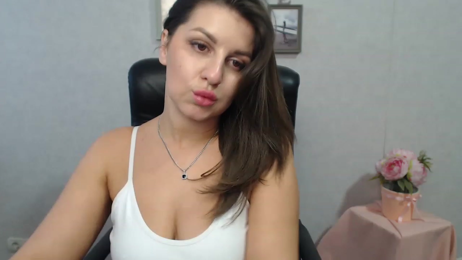 Gallery image thumbnail from Vanesa_Lams's myfreecams stream on, 04/20/2023, 14:20 image 7 of 20