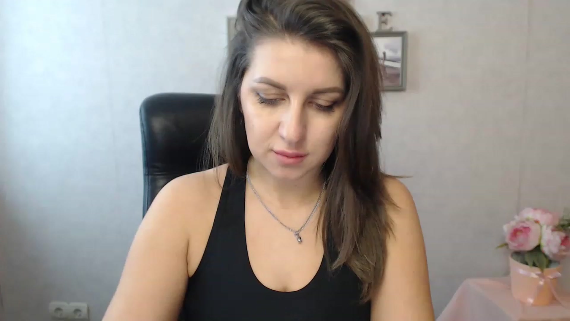 Gallery image thumbnail from Vanesa_Lams's myfreecams stream on, 04/24/2023, 08:29 image 14 of 20