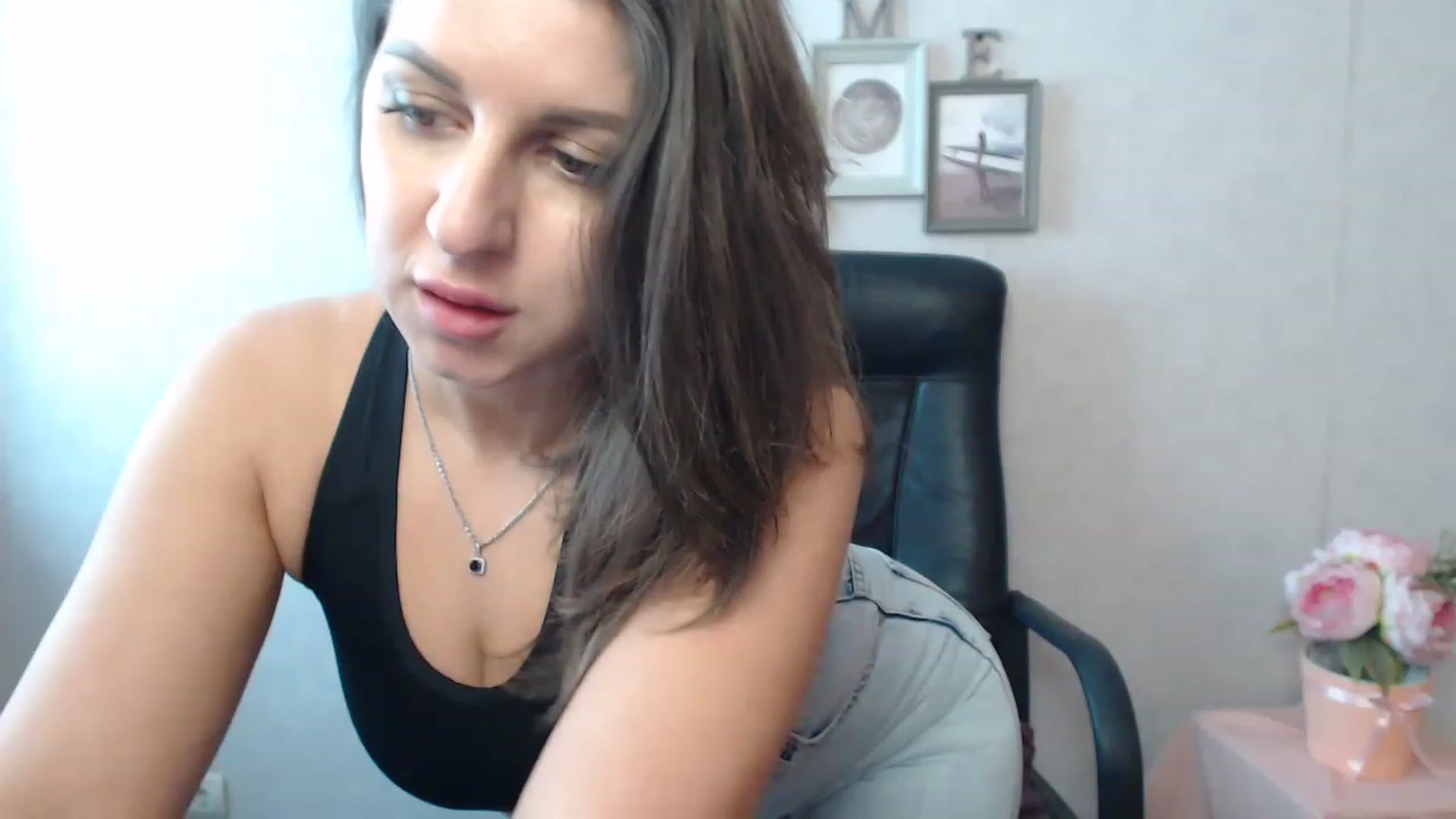Gallery image thumbnail from Vanesa_Lams's myfreecams stream on, 04/24/2023, 08:29 image 10 of 20