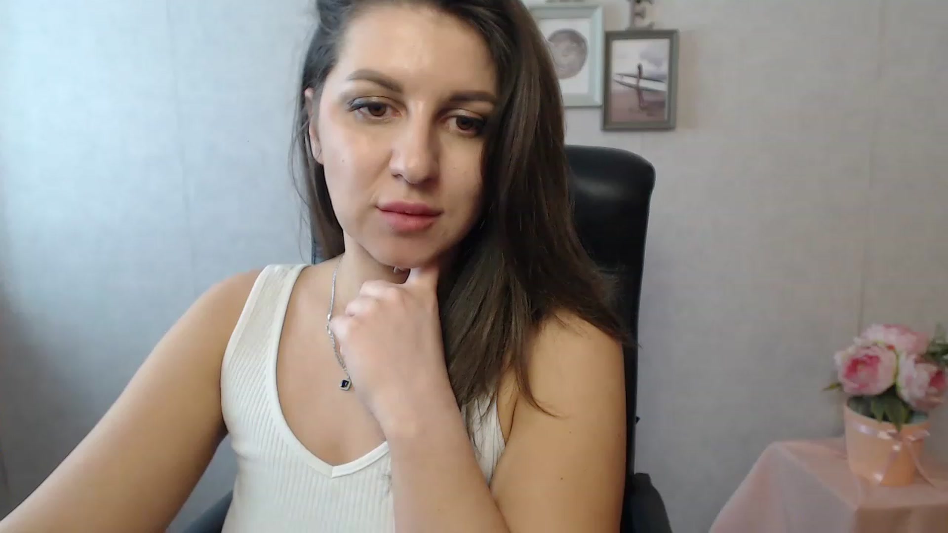Gallery image thumbnail from Vanesa_Lams's myfreecams stream on, 04/24/2023, 10:07 image 9 of 20