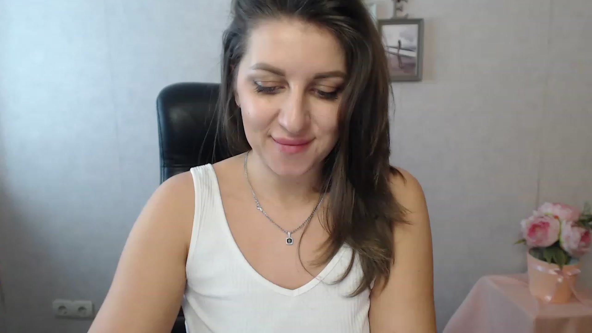 Gallery image thumbnail from Vanesa_Lams's myfreecams stream on, 04/24/2023, 10:07 image 11 of 20