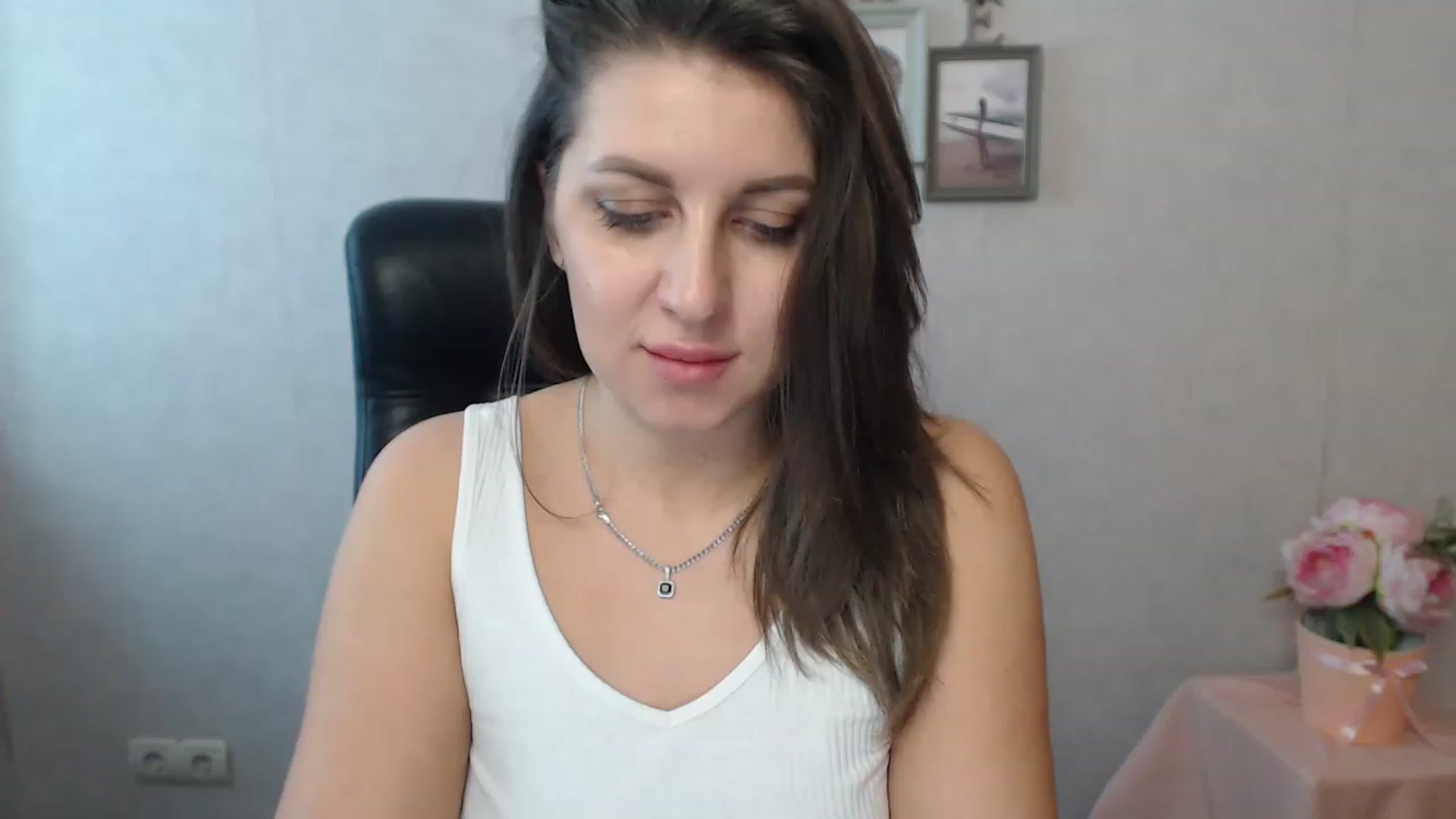 Gallery image thumbnail from Vanesa_Lams's myfreecams stream on, 04/24/2023, 10:07 image 19 of 20
