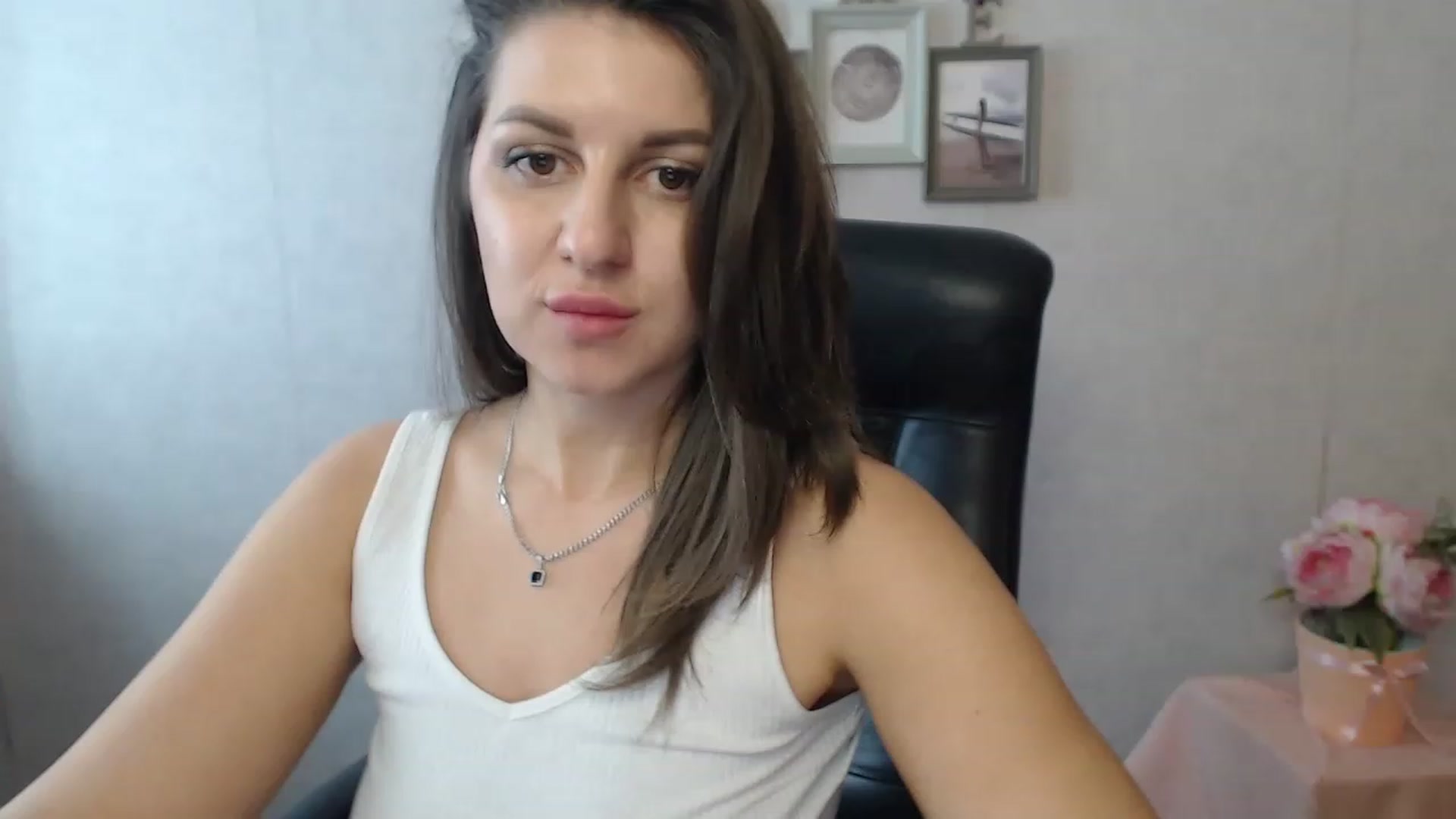 Gallery image thumbnail from Vanesa_Lams's myfreecams stream on, 04/24/2023, 10:07 image 8 of 20