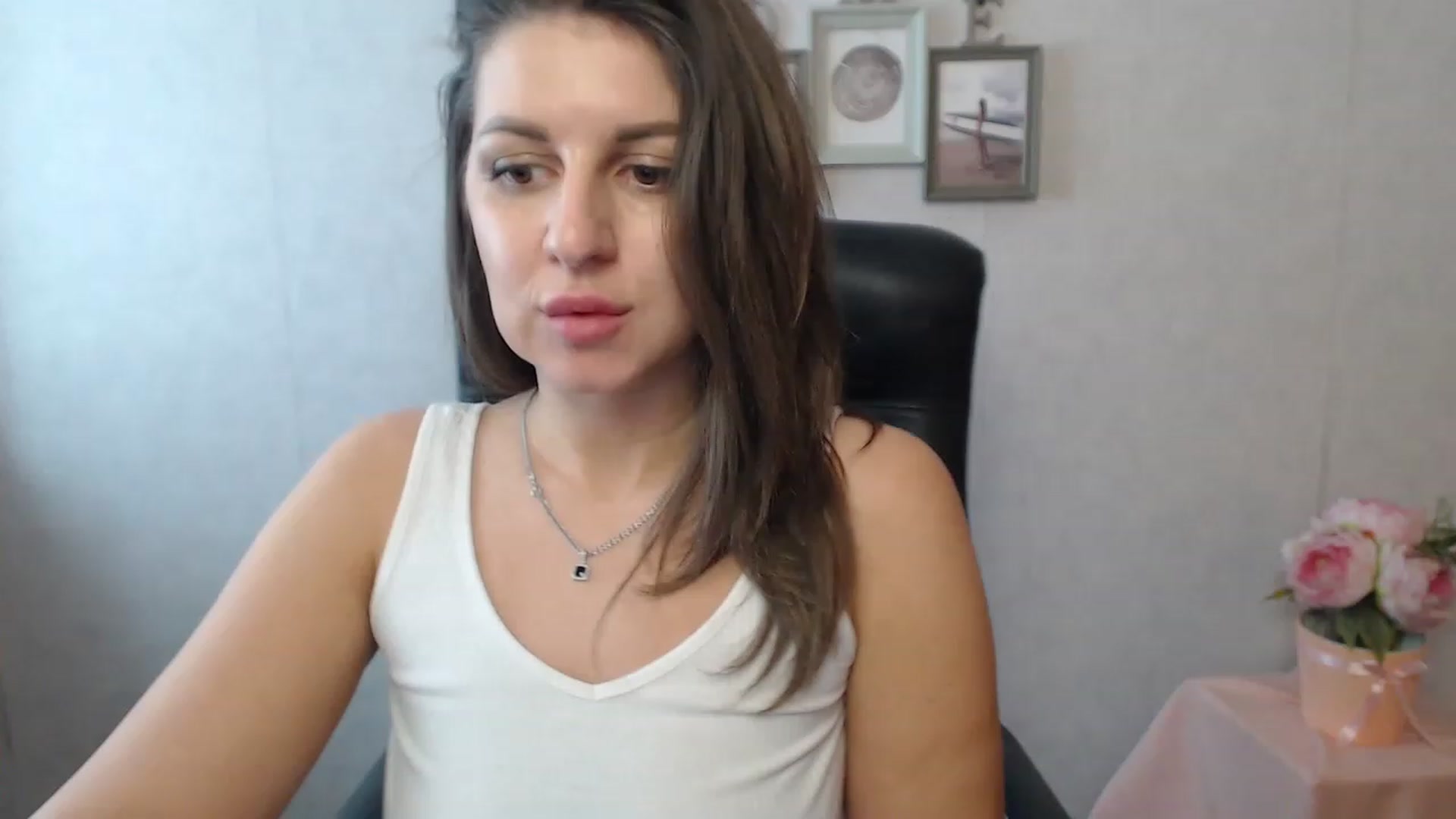 Gallery image thumbnail from Vanesa_Lams's myfreecams stream on, 04/24/2023, 10:07 image 12 of 20