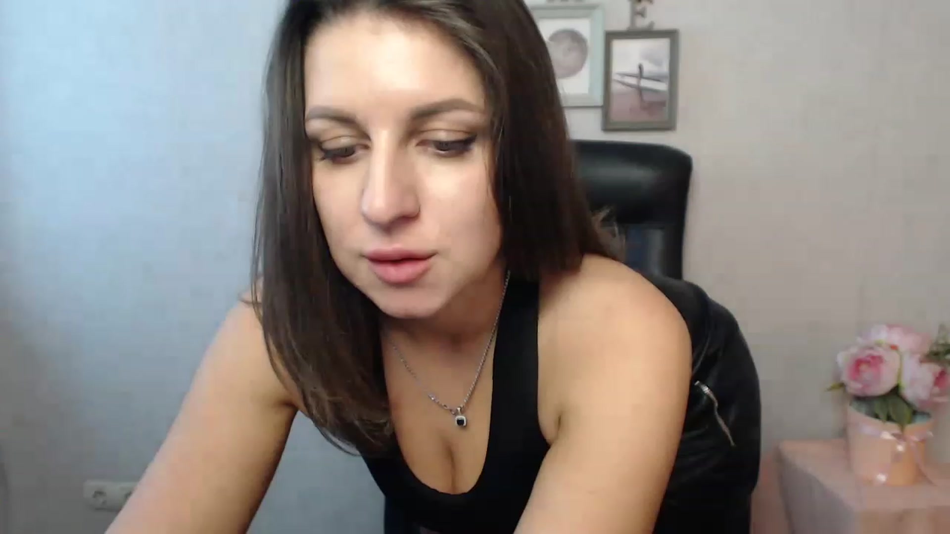 Gallery image thumbnail from Vanesa_Lams's myfreecams stream on, 04/24/2023, 11:08 image 15 of 20