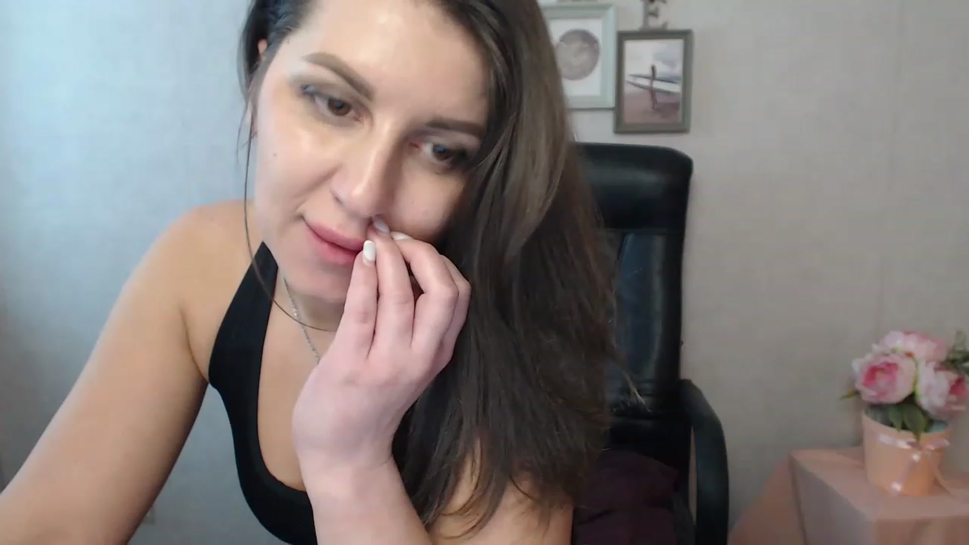 Gallery image thumbnail from Vanesa_Lams's myfreecams stream on, 04/24/2023, 11:08 image 8 of 20