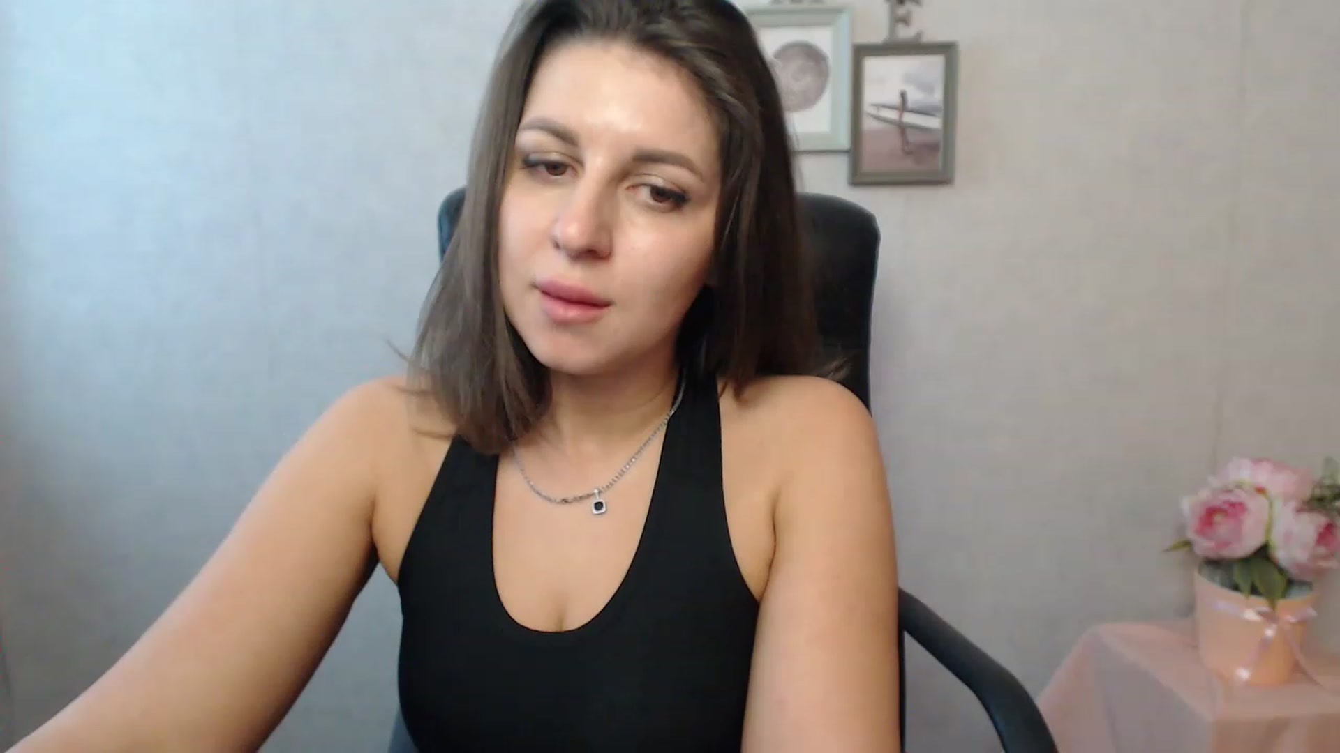 Gallery image thumbnail from Vanesa_Lams's myfreecams stream on, 04/24/2023, 11:08 image 14 of 20