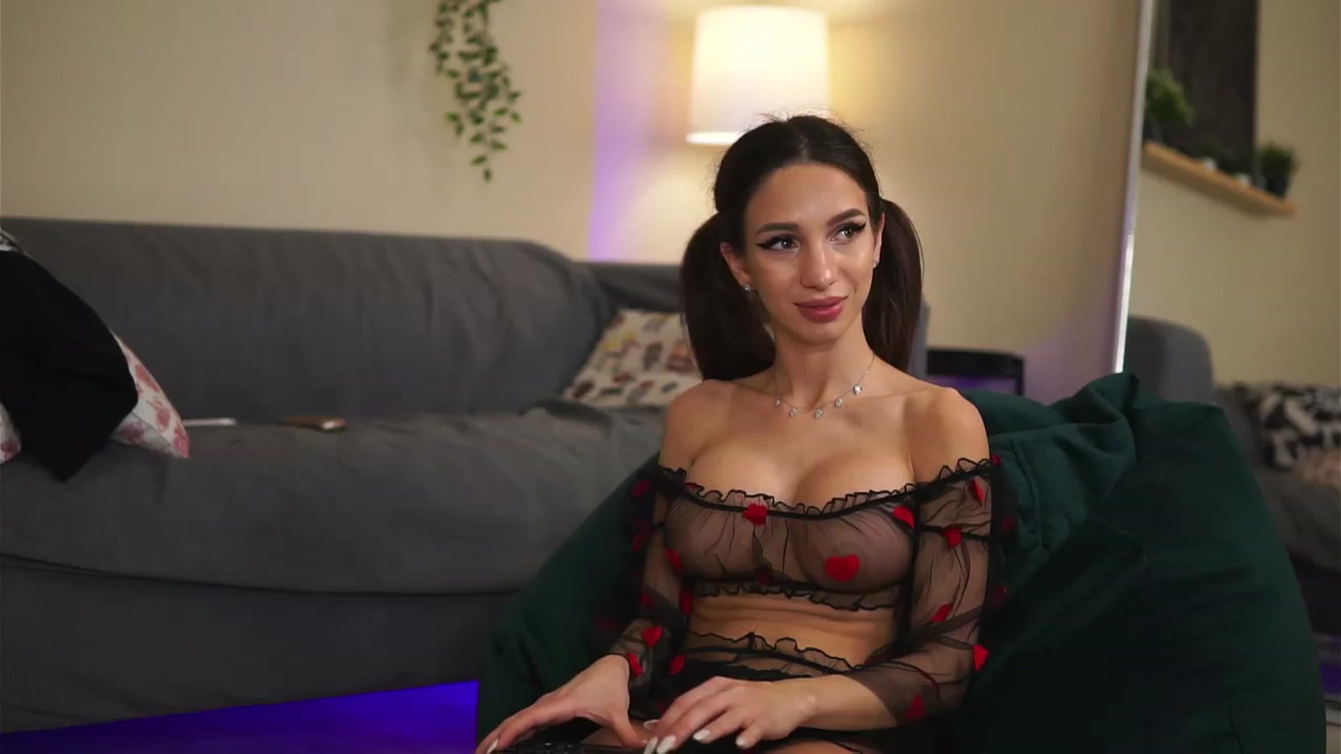 Gallery image thumbnail from VanessaAllen's myfreecams stream on, 12/20/2022, 19:25 image 16 of 20