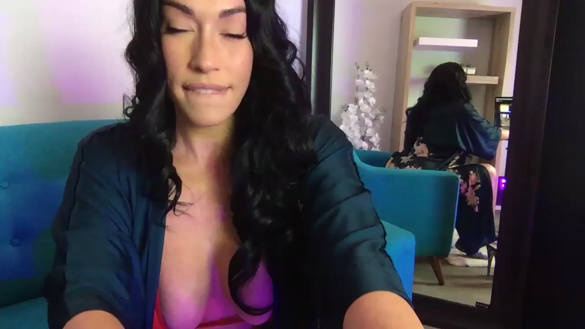 Gallery image thumbnail from VanessaJames's myfreecams stream on, 03/21/2023, 08:59 image 16 of 20
