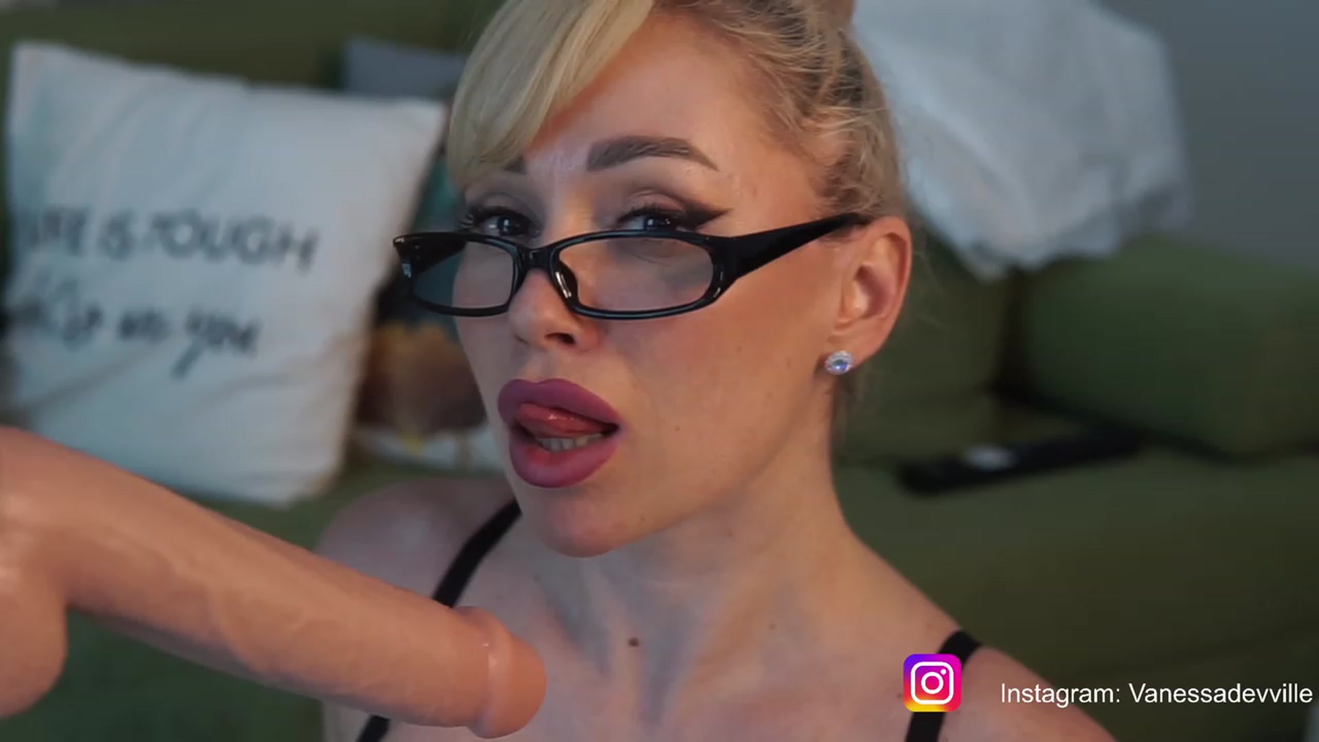 Gallery image thumbnail from VanessaVille's myfreecams stream on, 06/14/2023, 13:20 image 1 of 20