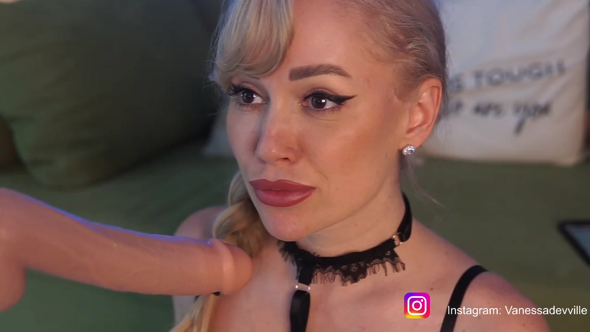 Gallery image thumbnail from VanessaVille's myfreecams stream on, 06/22/2023, 12:26 image 16 of 20