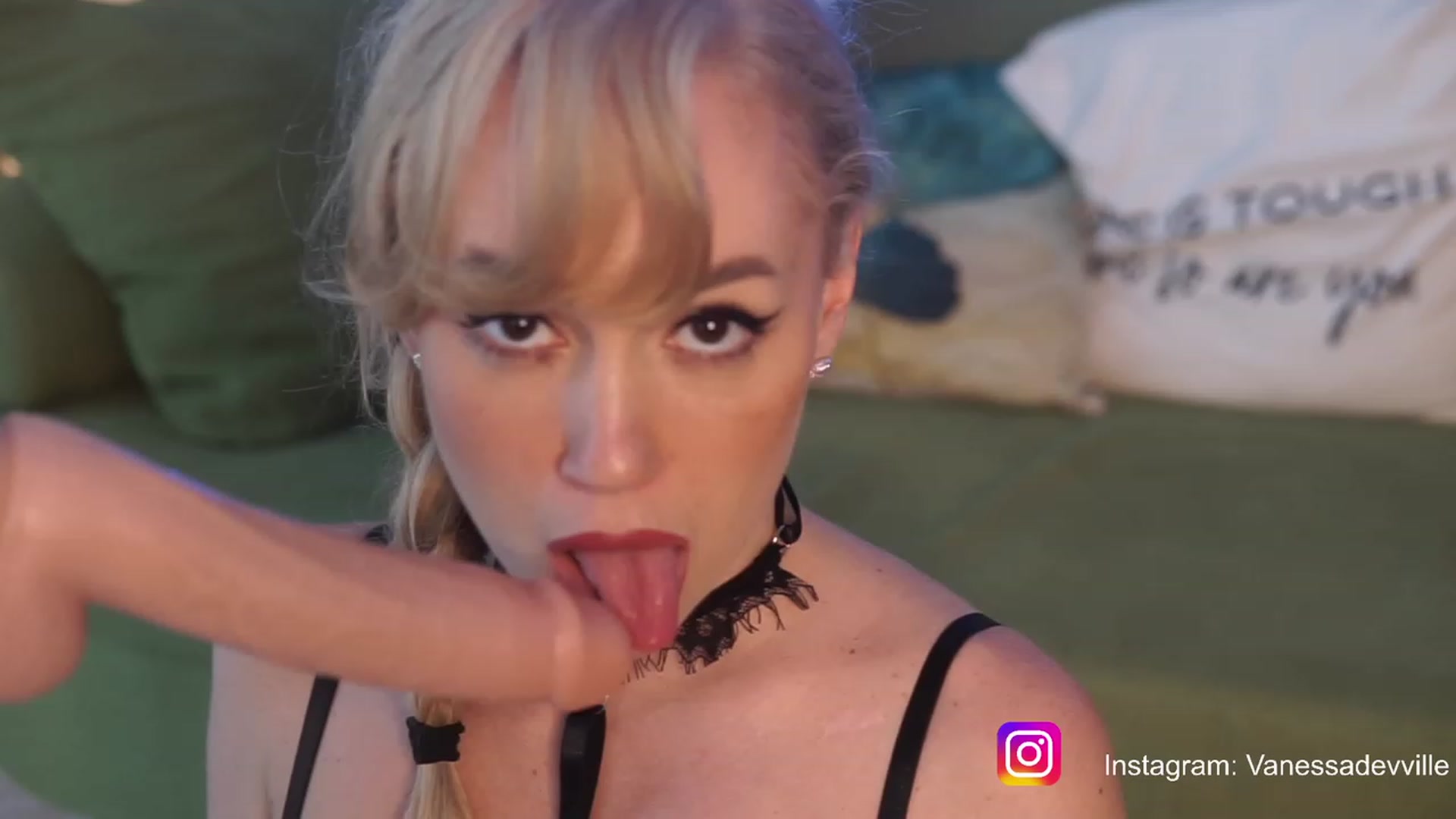 Gallery image thumbnail from VanessaVille's myfreecams stream on, 06/22/2023, 12:26 image 9 of 20