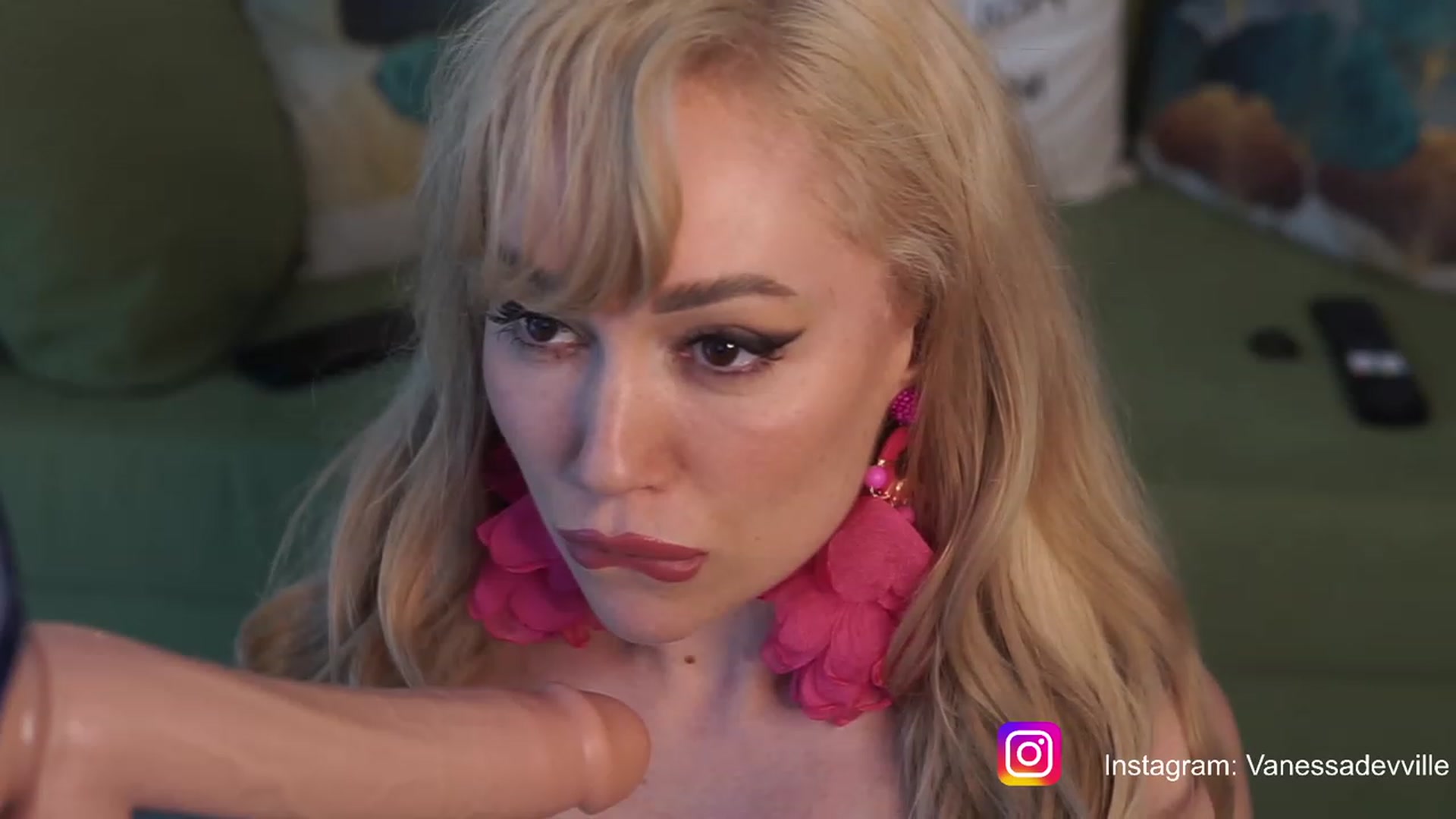 Gallery image thumbnail from VanessaVille's myfreecams stream on, 06/27/2023, 11:24 image 3 of 20