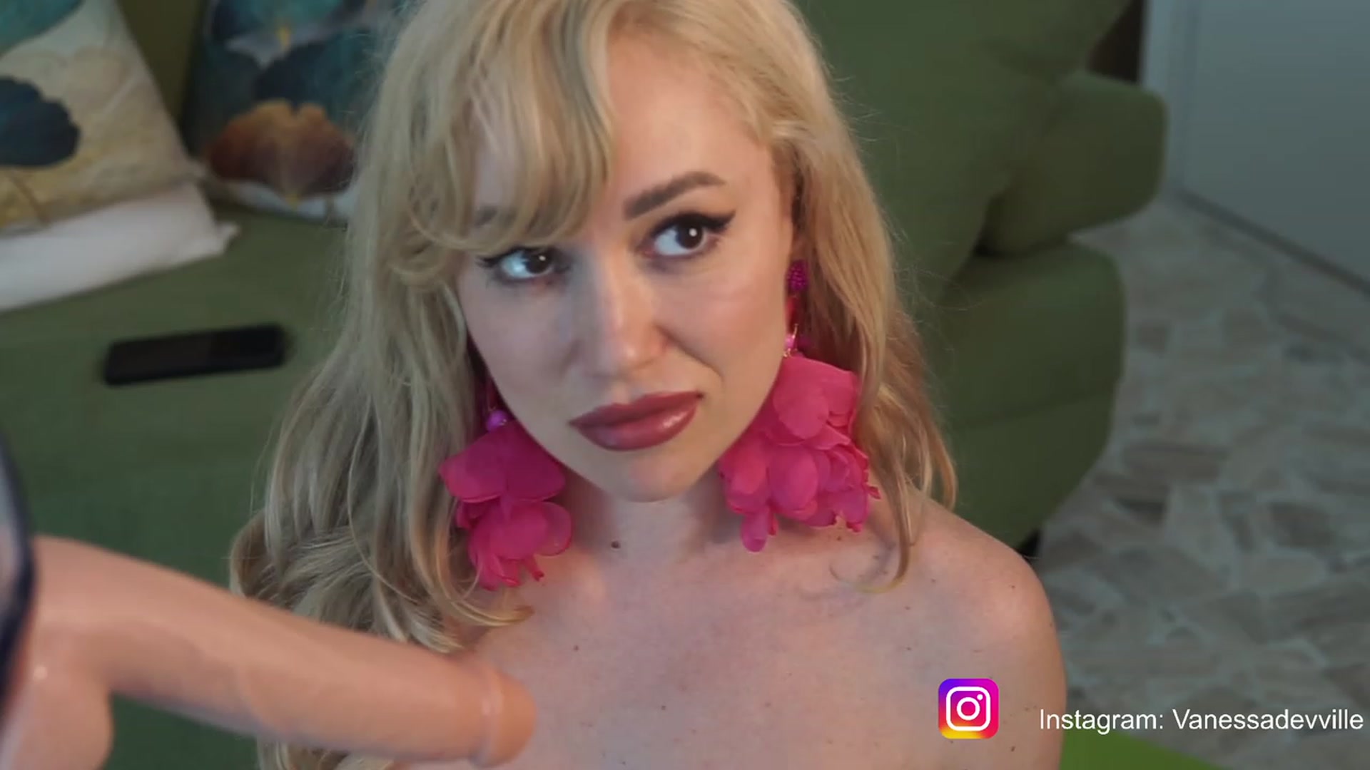 Gallery image thumbnail from VanessaVille's myfreecams stream on, 06/27/2023, 11:24 image 17 of 20