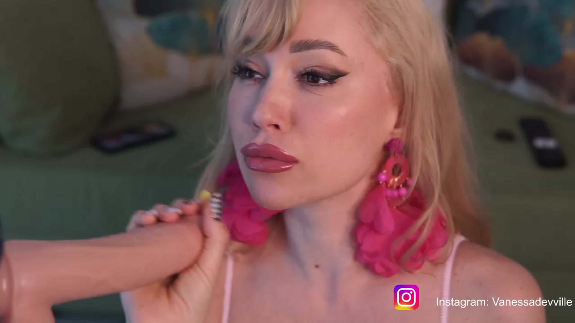 Gallery image thumbnail from VanessaVille's myfreecams stream on, 06/27/2023, 11:24 image 2 of 20