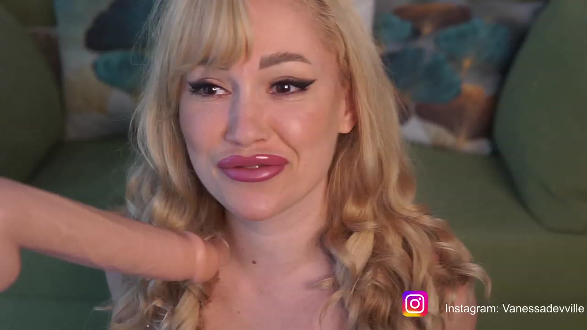 Gallery image thumbnail from VanessaVille's myfreecams stream on, 07/05/2023, 10:03 image 2 of 20