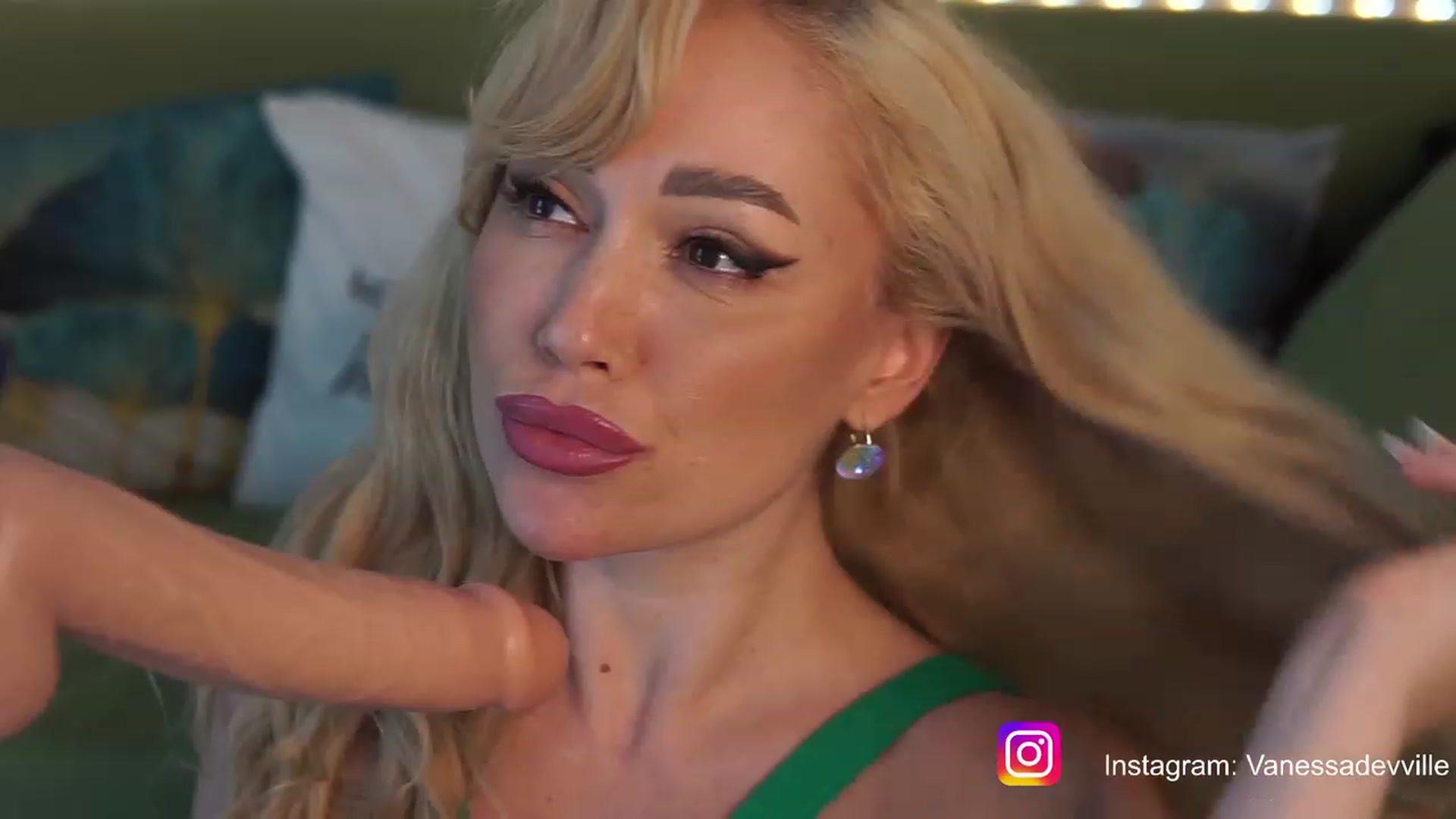 Gallery image thumbnail from VanessaVille's myfreecams stream on, 07/10/2023, 10:17 image 17 of 20