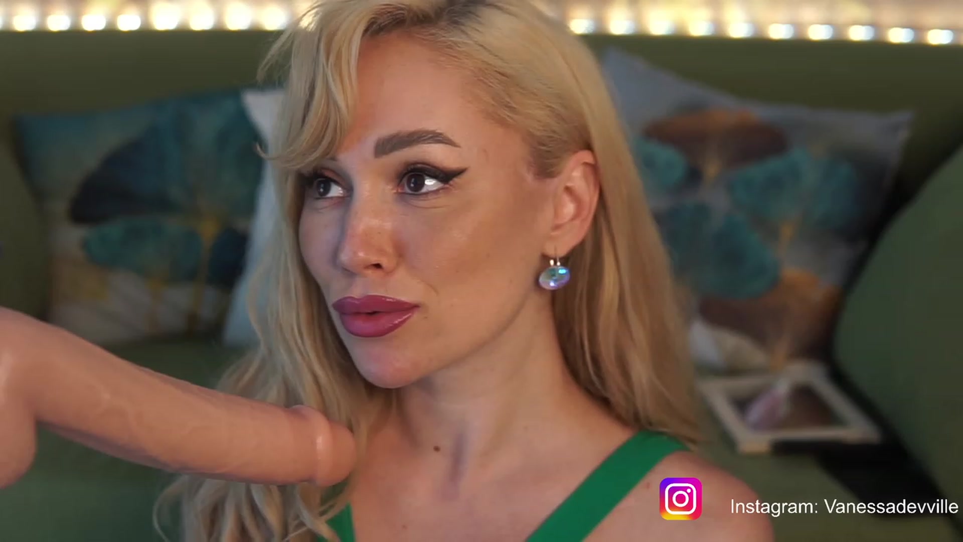 Gallery image thumbnail from VanessaVille's myfreecams stream on, 07/10/2023, 10:17 image 10 of 20
