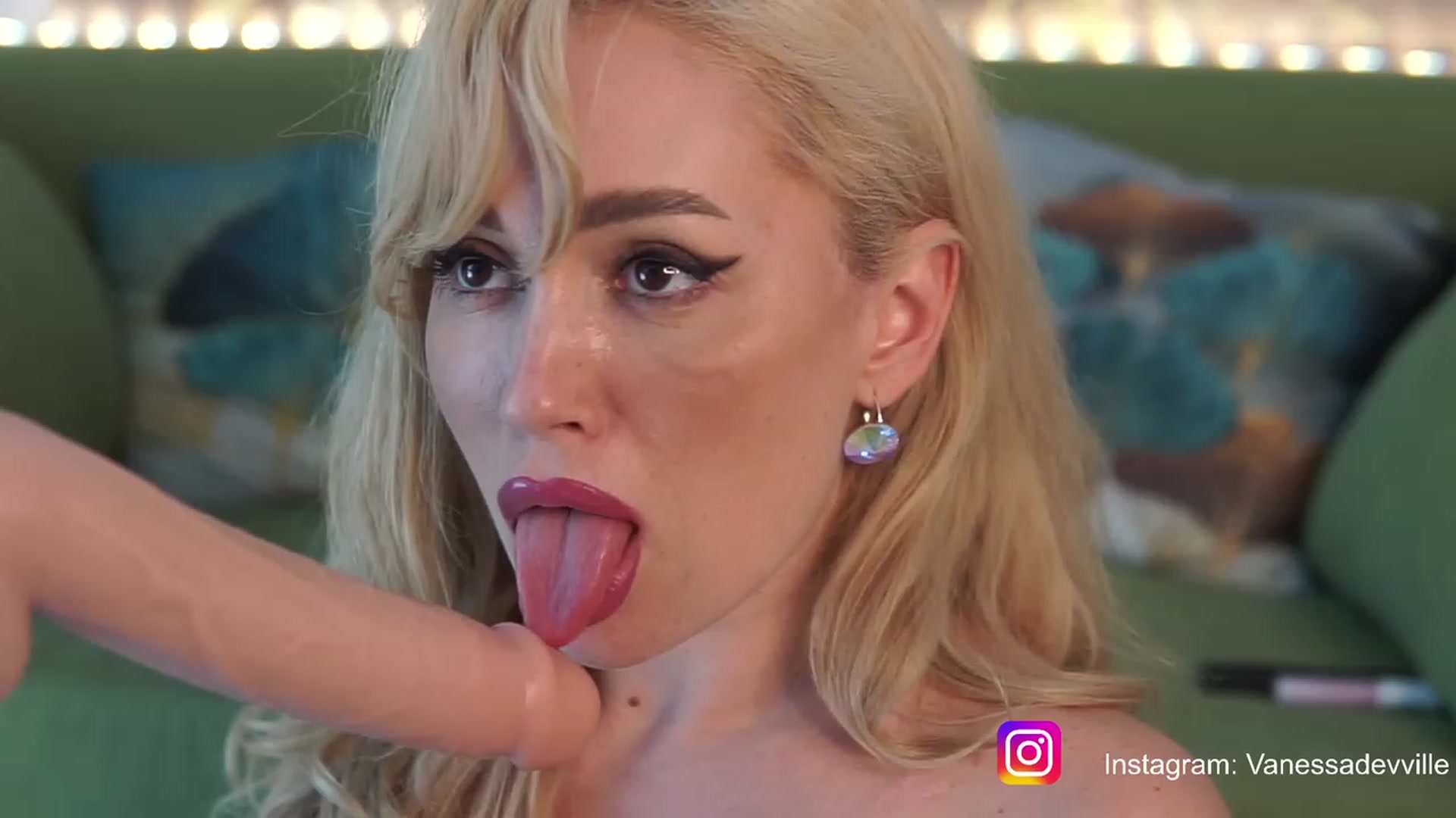 Gallery image thumbnail from VanessaVille's myfreecams stream on, 07/10/2023, 11:42 image 17 of 20