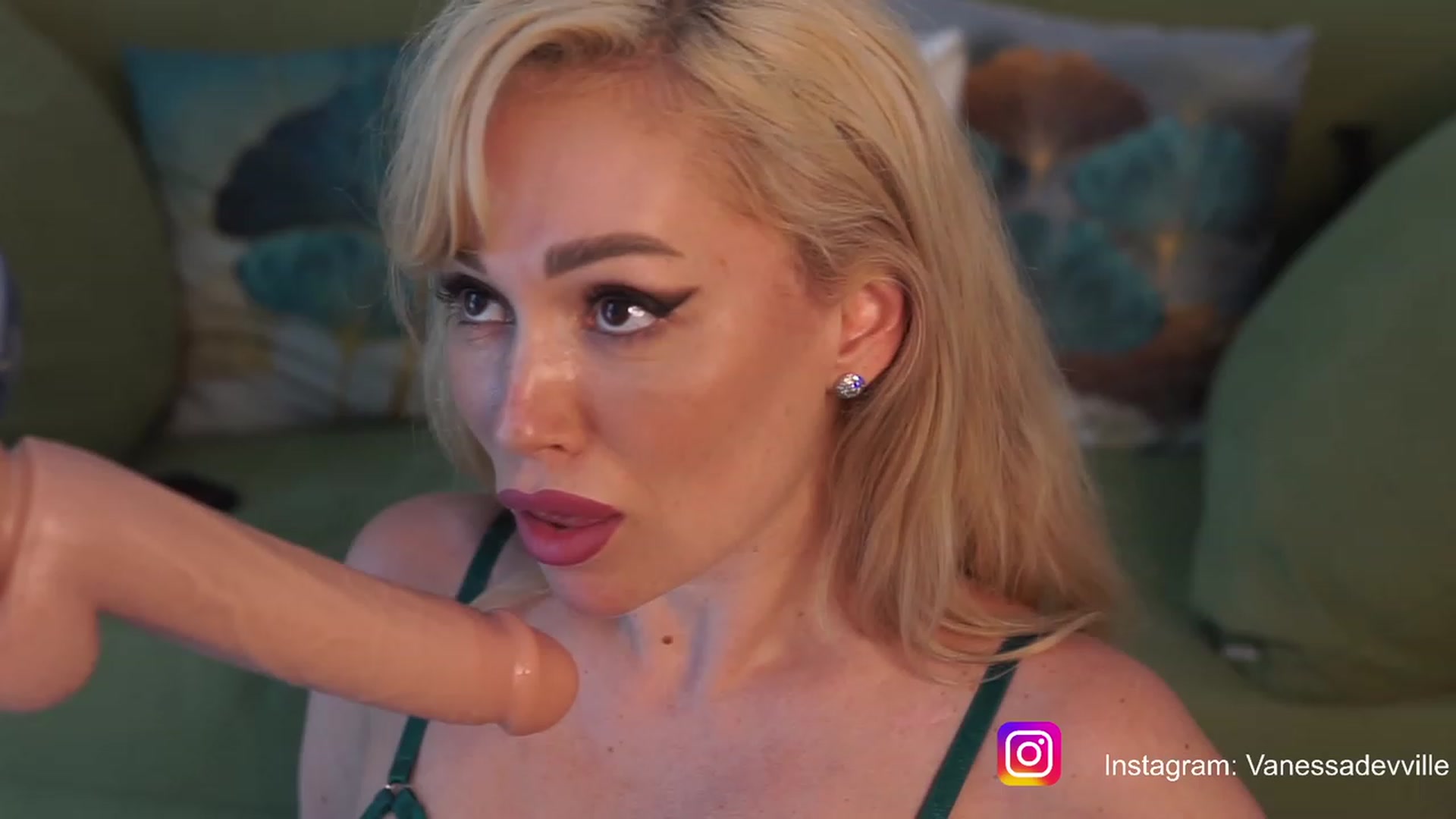 Gallery image thumbnail from VanessaVille's myfreecams stream on, 07/11/2023, 10:13 image 1 of 20