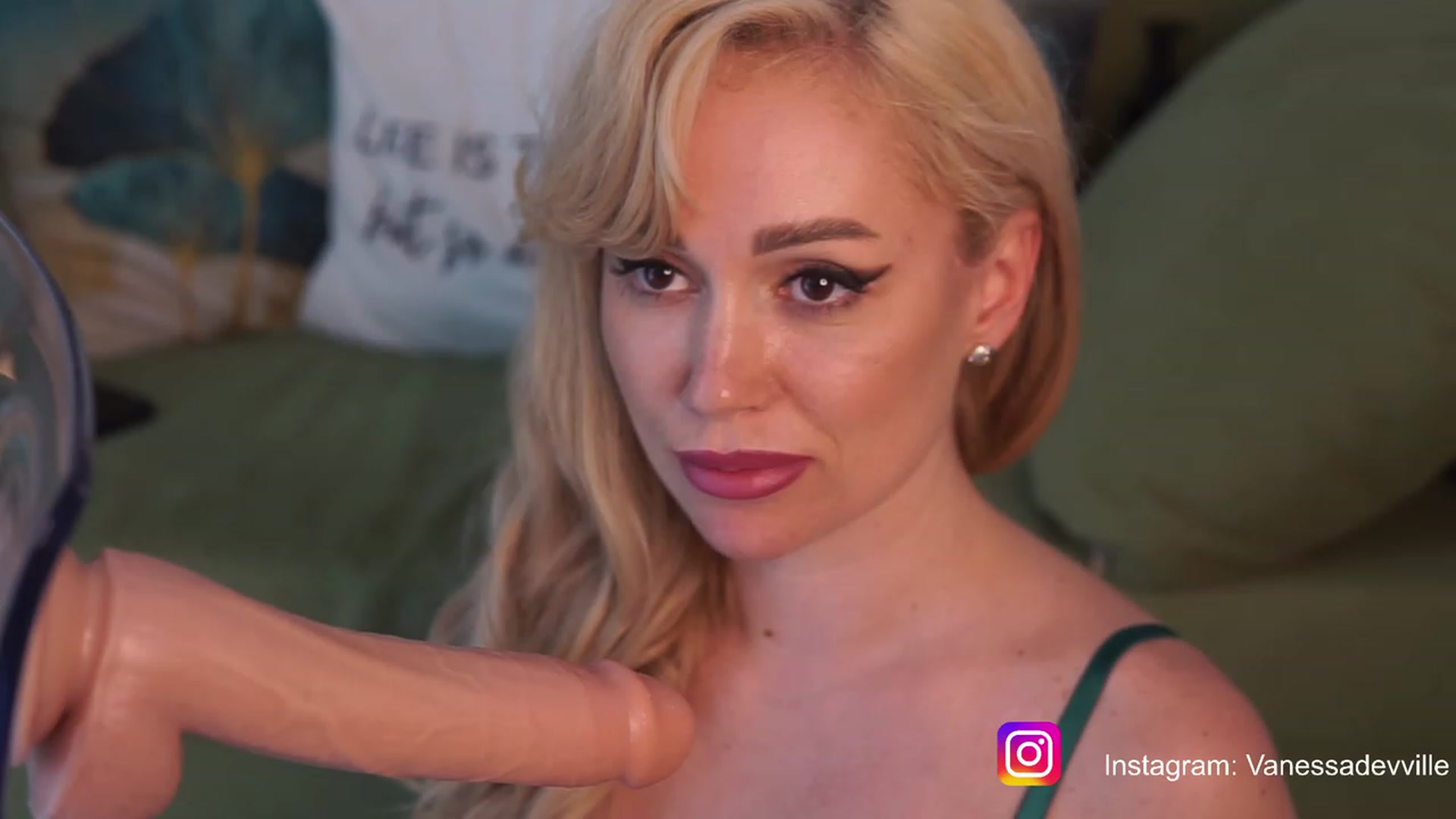 Gallery image thumbnail from VanessaVille's myfreecams stream on, 07/11/2023, 12:28 image 20 of 20