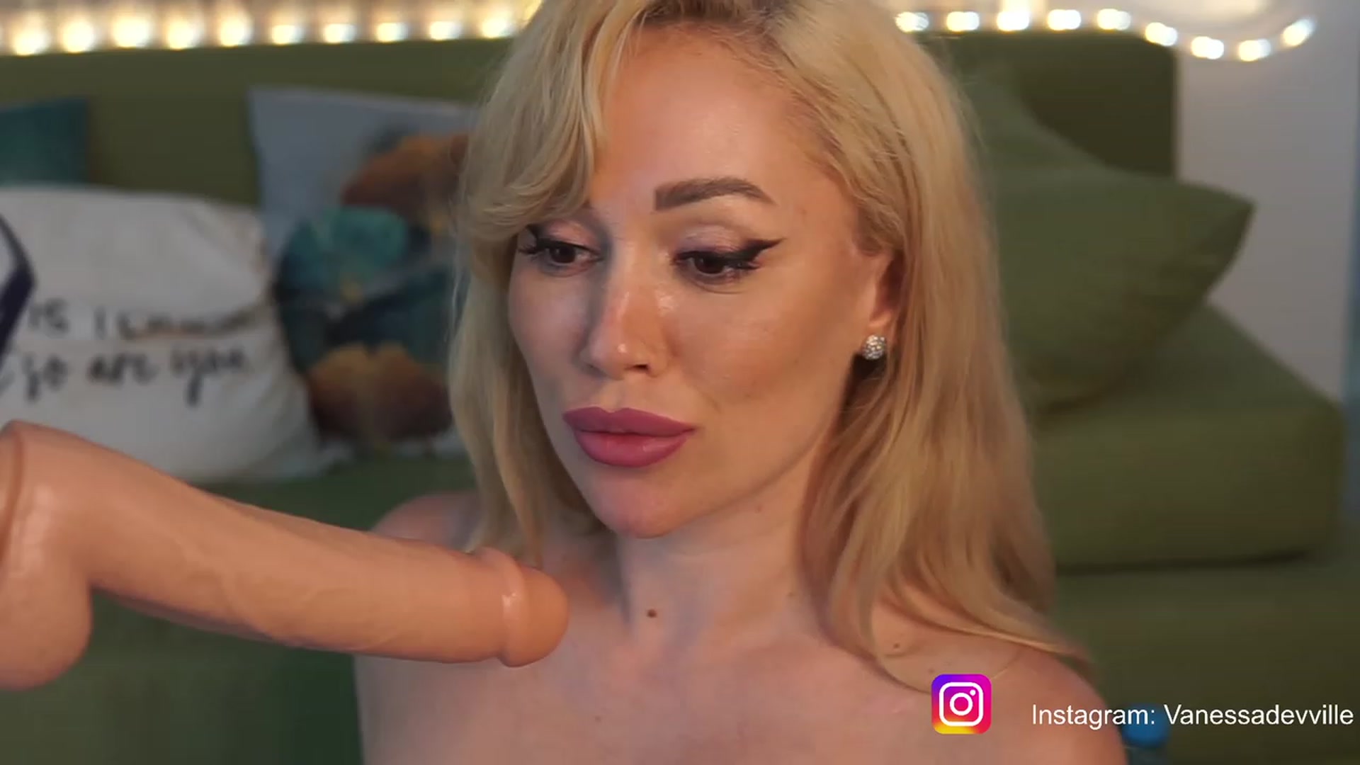 Gallery image thumbnail from VanessaVille's myfreecams stream on, 07/12/2023, 12:05 image 18 of 20
