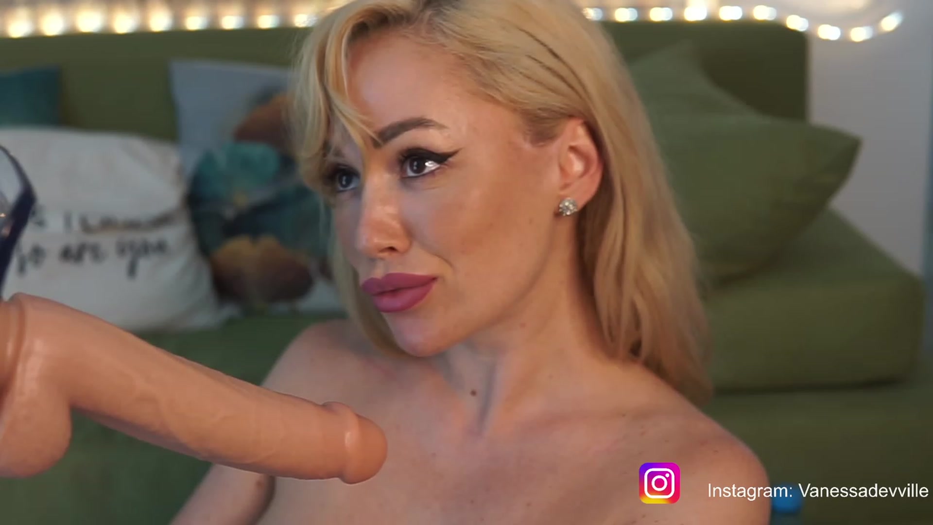 Gallery image thumbnail from VanessaVille's myfreecams stream on, 07/12/2023, 12:05 image 17 of 20