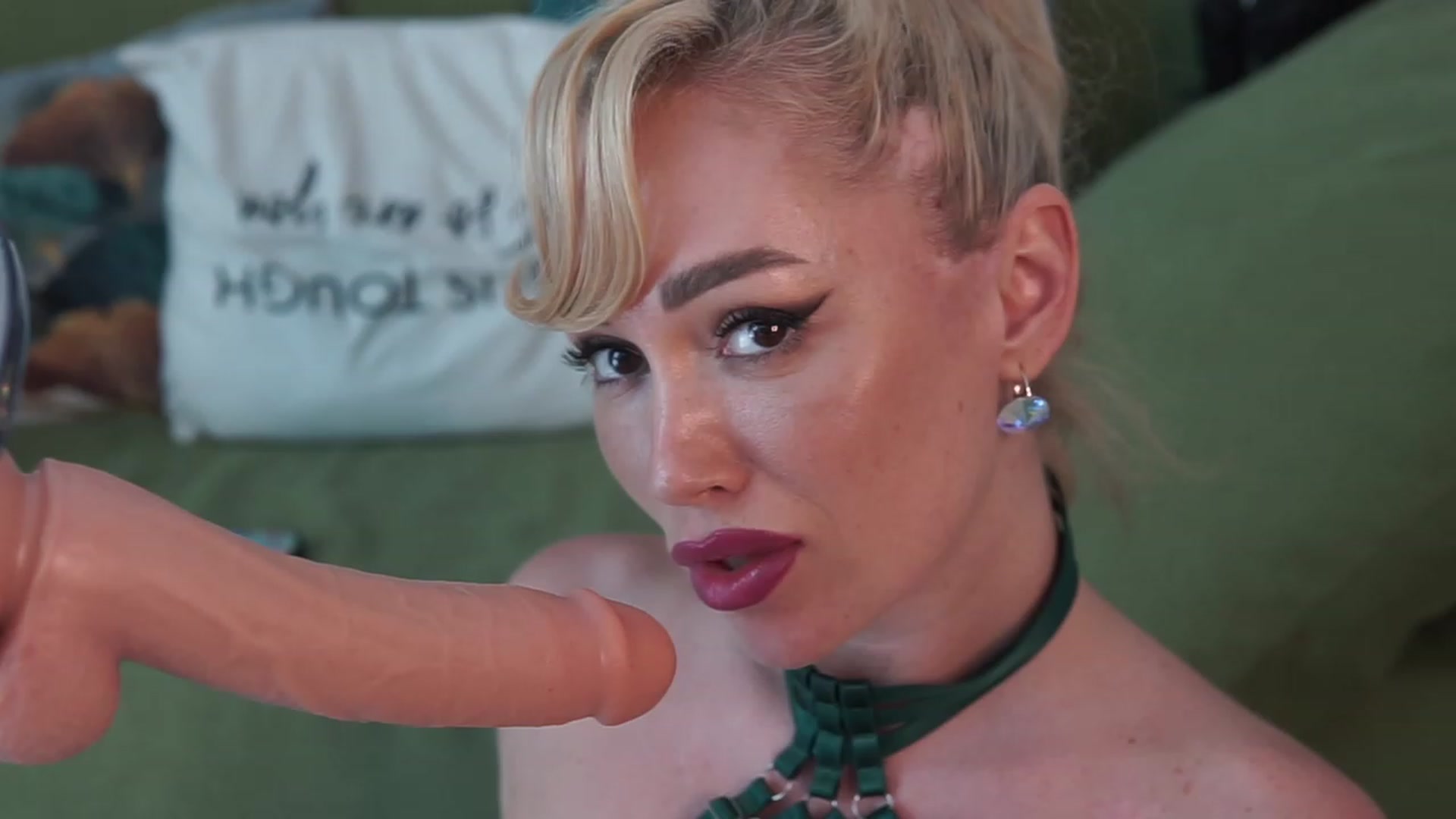 Gallery image thumbnail from VanessaVille's myfreecams stream on, 07/17/2023, 12:53 image 9 of 20