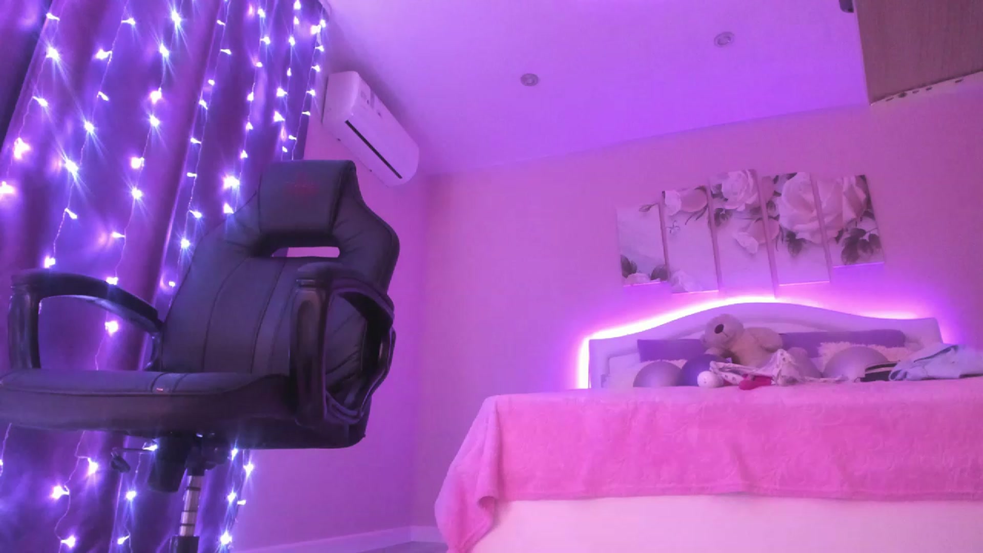 Gallery image thumbnail from Vanessa_Hotty's myfreecams stream on, 11/25/2022, 22:13 image 5 of 20