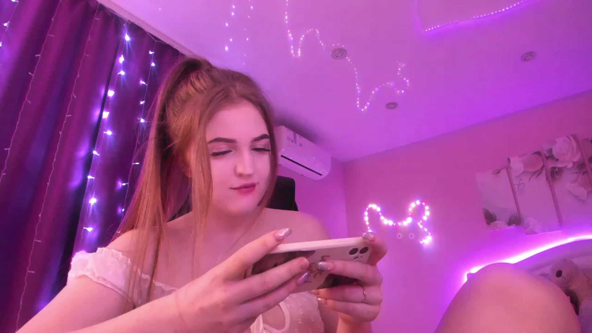 Gallery image thumbnail from Vanessa_Hotty's myfreecams stream on, 11/26/2022, 21:22 image 5 of 20