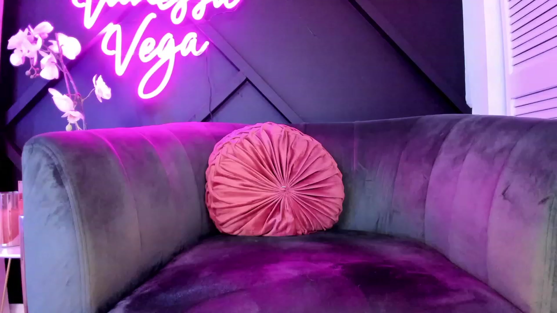 Gallery image thumbnail from Vanessa_Vega's myfreecams stream on, 03/19/2023, 20:41 image 16 of 20