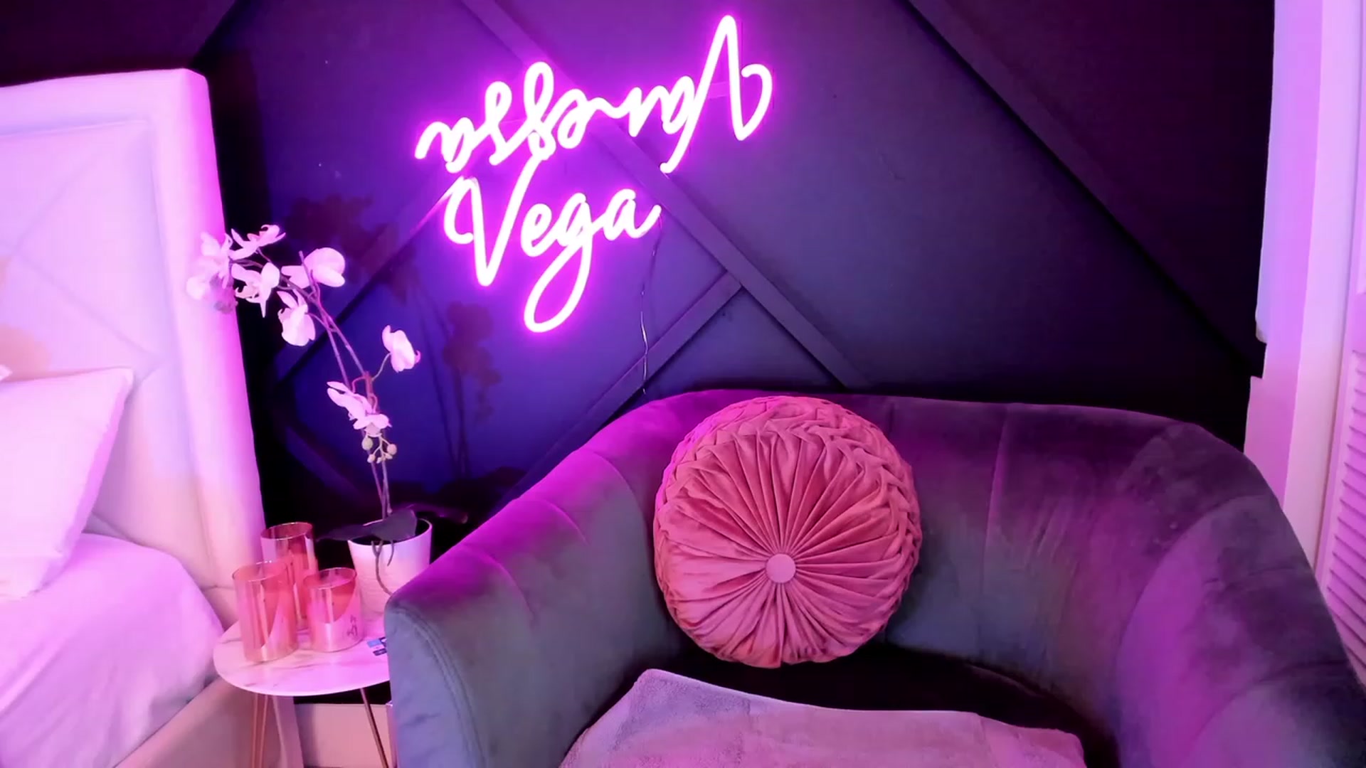 Gallery image thumbnail from Vanessa_Vega's myfreecams stream on, 04/18/2023, 01:55 image 17 of 20
