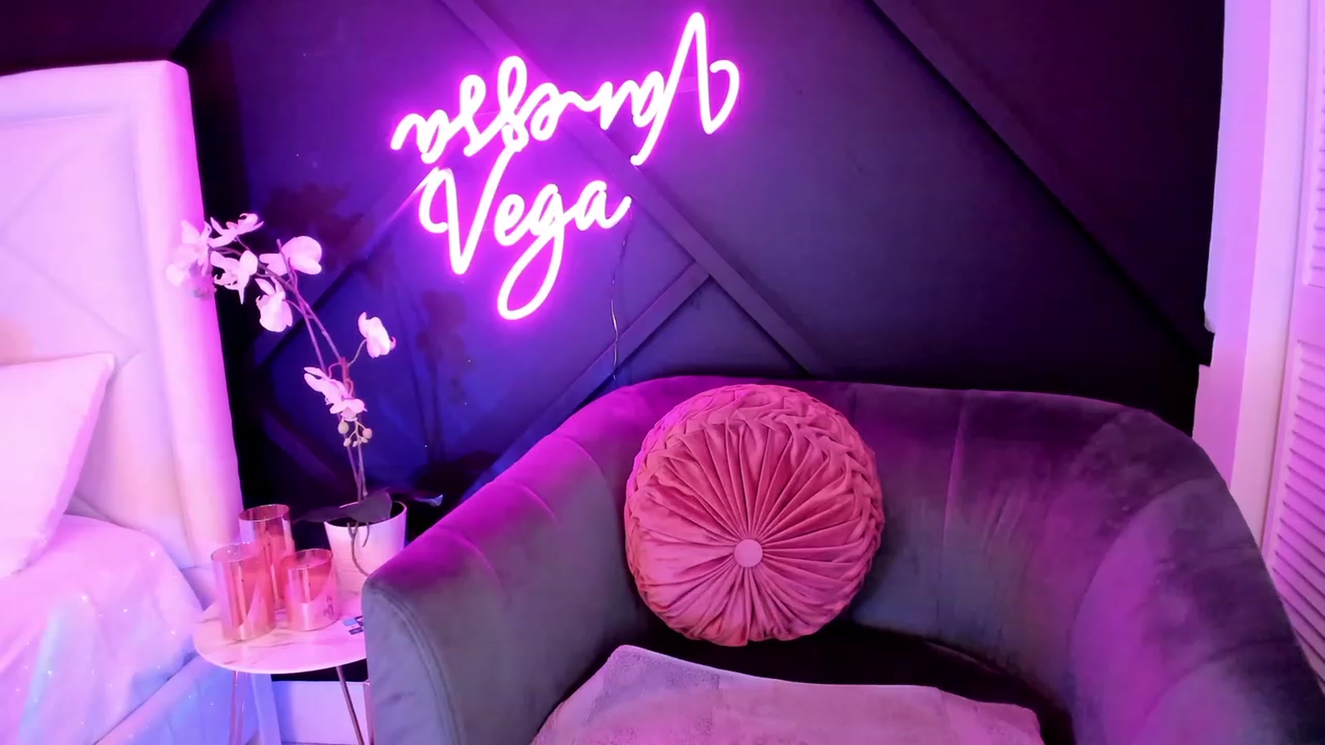 Gallery image thumbnail from Vanessa_Vega's myfreecams stream on, 04/18/2023, 01:55 image 19 of 20