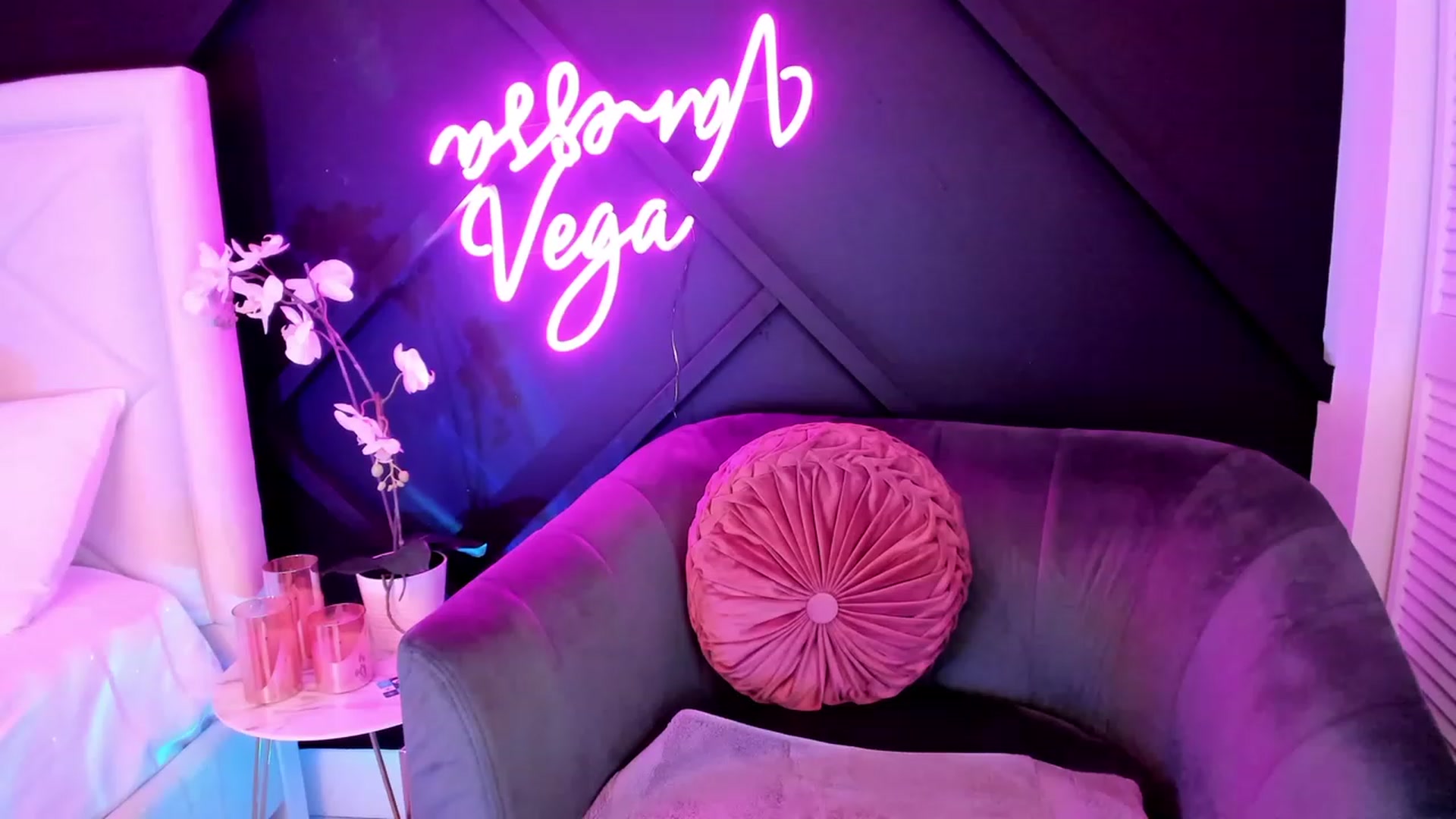 Gallery image thumbnail from Vanessa_Vega's myfreecams stream on, 04/18/2023, 01:55 image 18 of 20