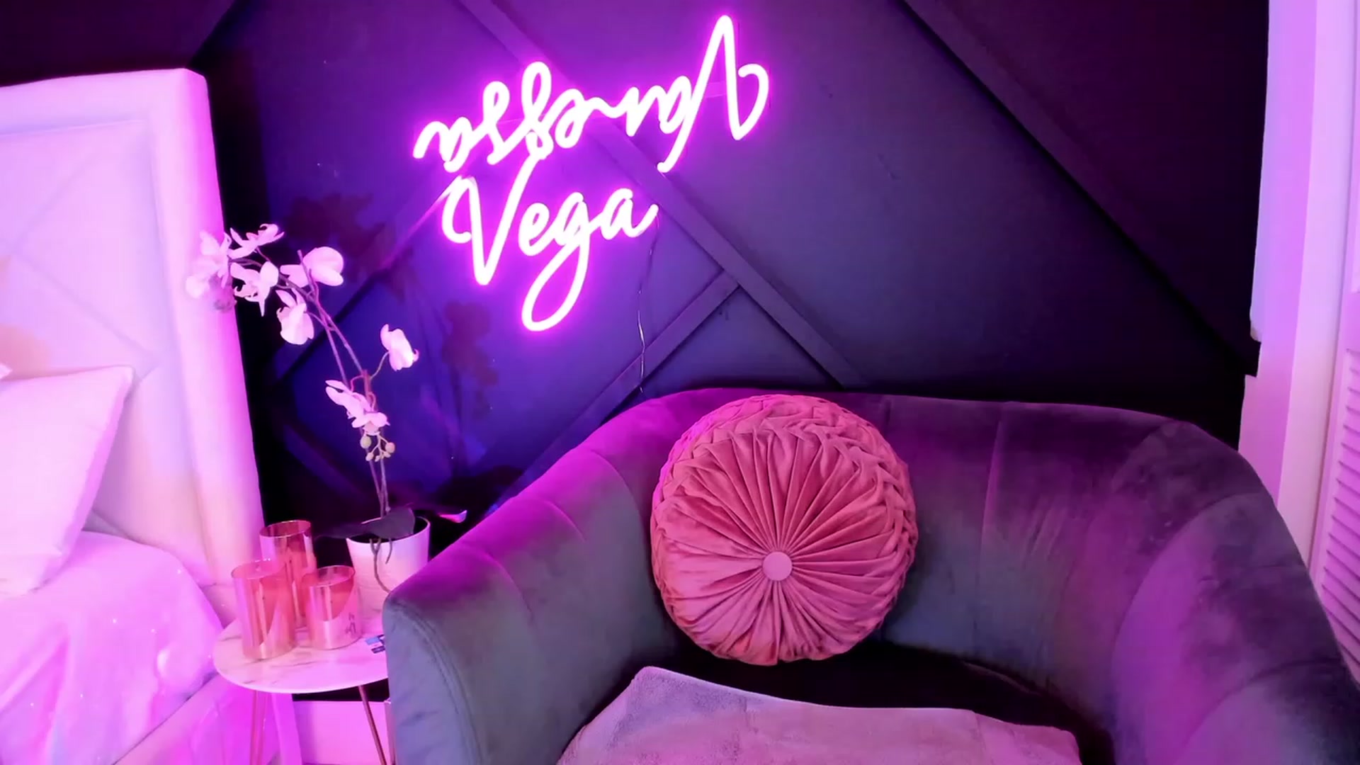 Gallery image thumbnail from Vanessa_Vega's myfreecams stream on, 04/18/2023, 01:55 image 16 of 20