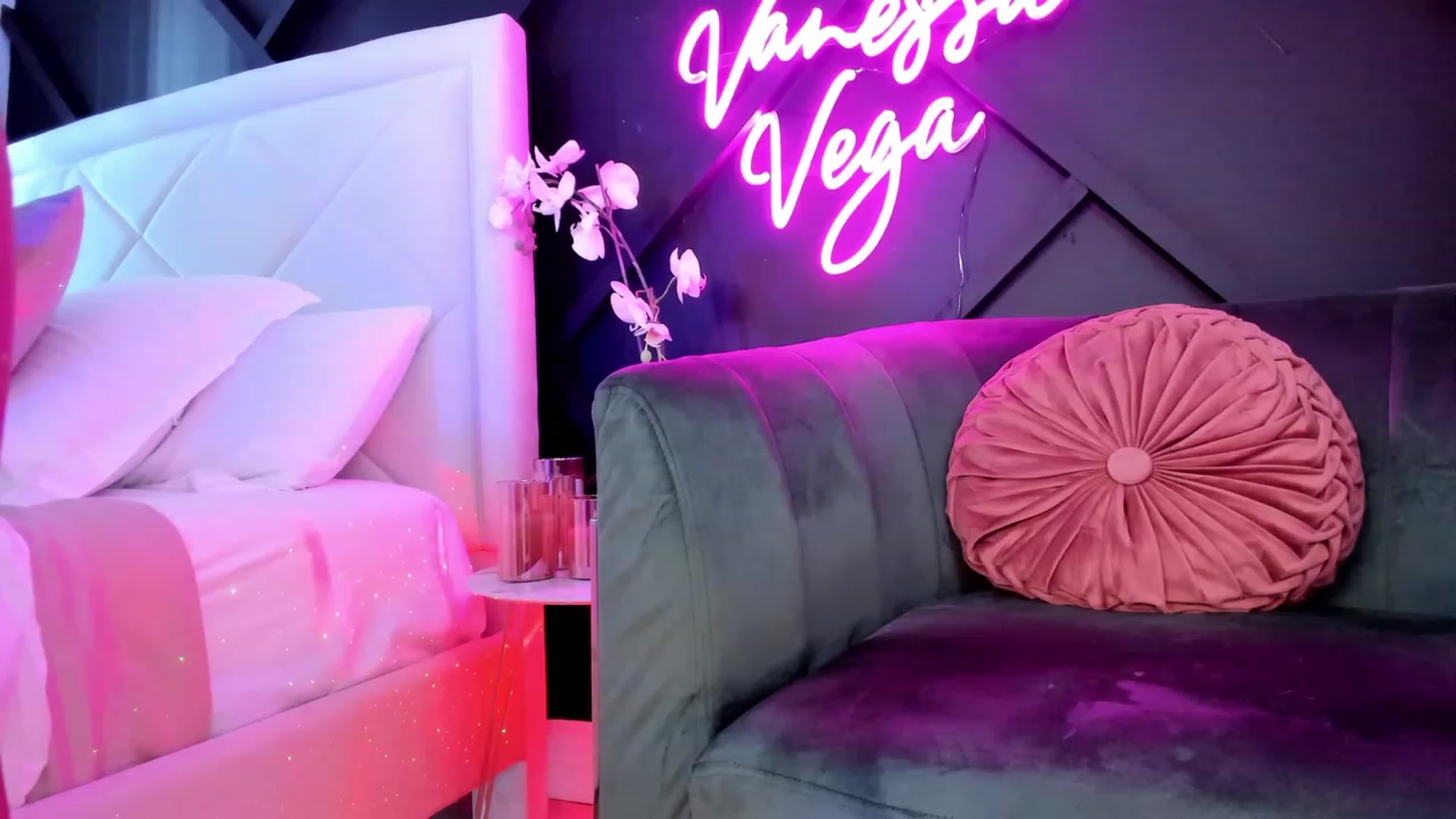 Gallery image thumbnail from Vanessa_Vega's myfreecams stream on, 04/23/2023, 23:20 image 1 of 20