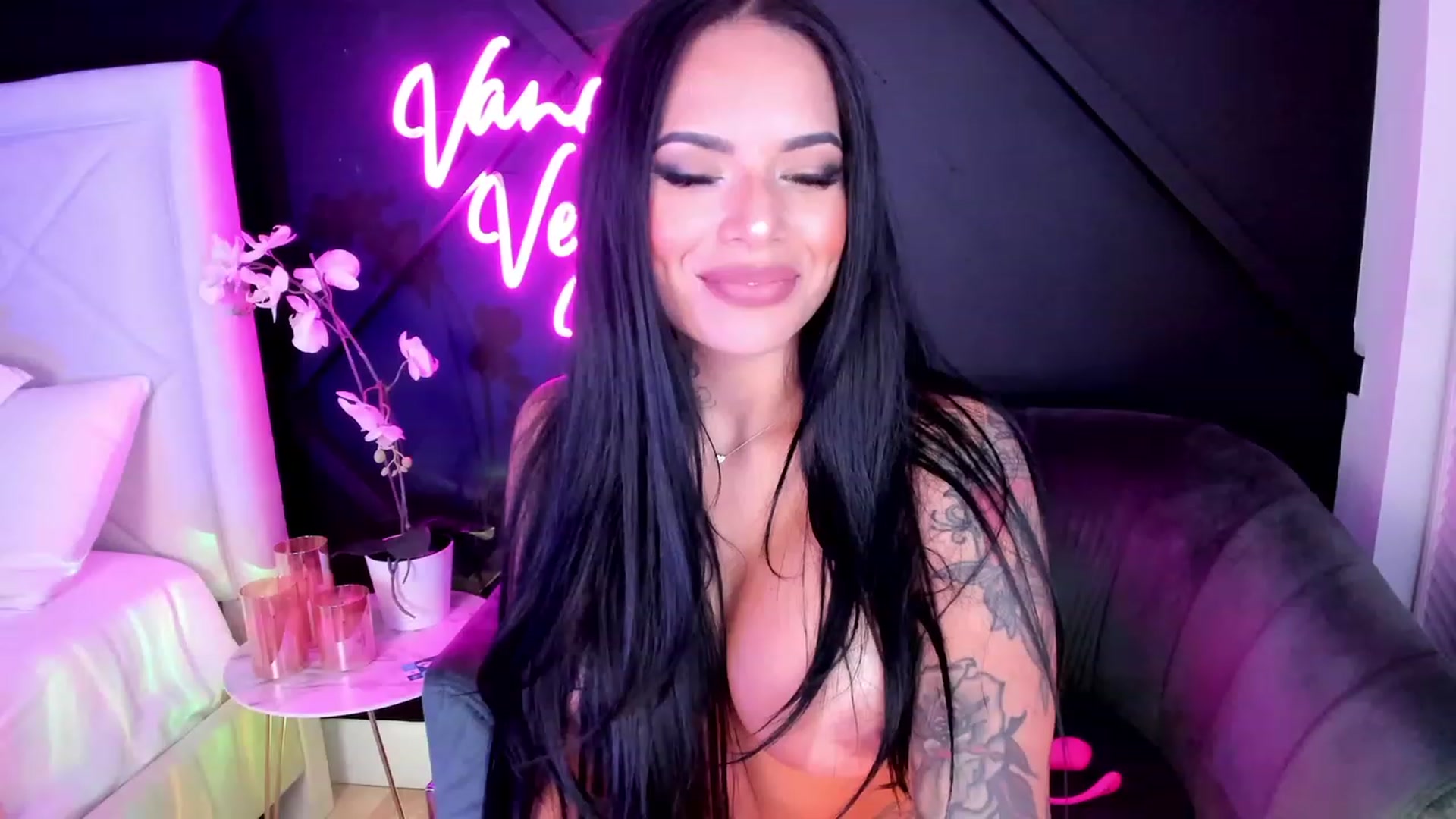 Gallery image thumbnail from Vanessa_Vega's myfreecams stream on, 04/24/2023, 24:01 image 15 of 20