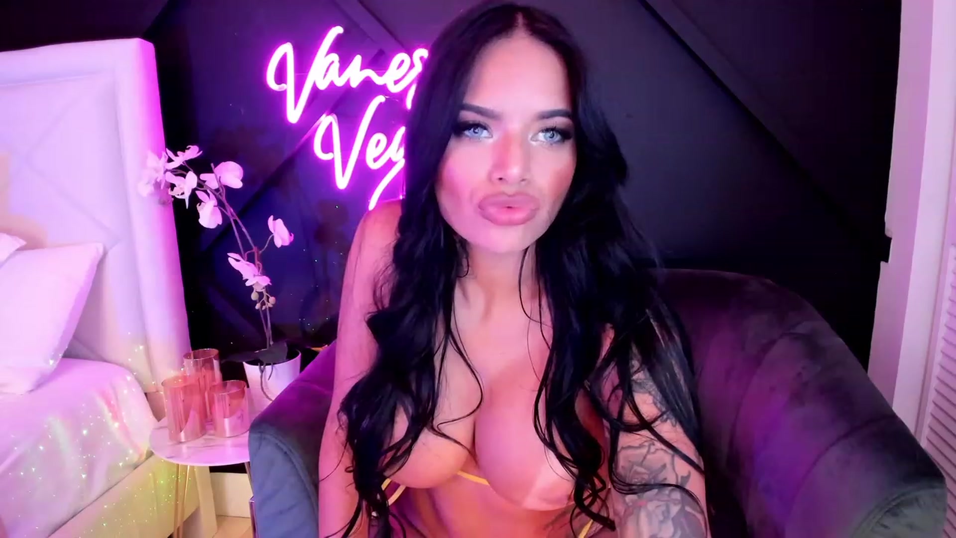 Gallery image thumbnail from Vanessa_Vega's myfreecams stream on, 04/26/2023, 04:26 image 8 of 20