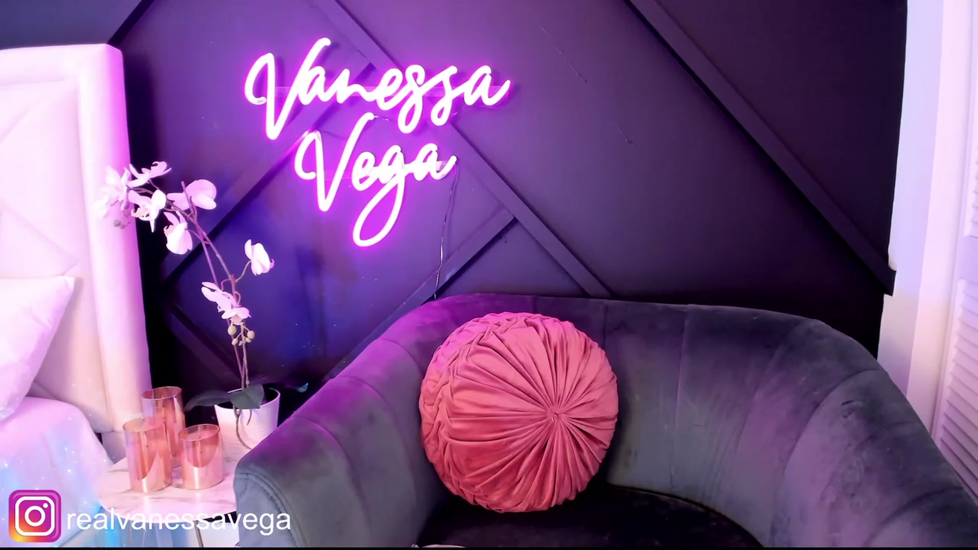 Gallery image thumbnail from Vanessa_Vega's myfreecams stream on, 05/23/2023, 19:19 image 18 of 20