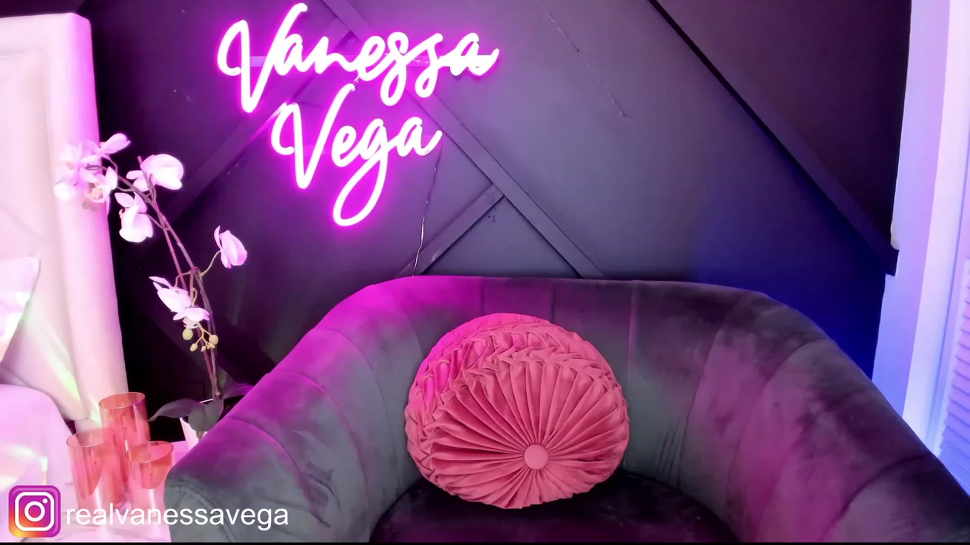 Gallery image thumbnail from Vanessa_Vega's myfreecams stream on, 07/10/2023, 03:40 image 3 of 20