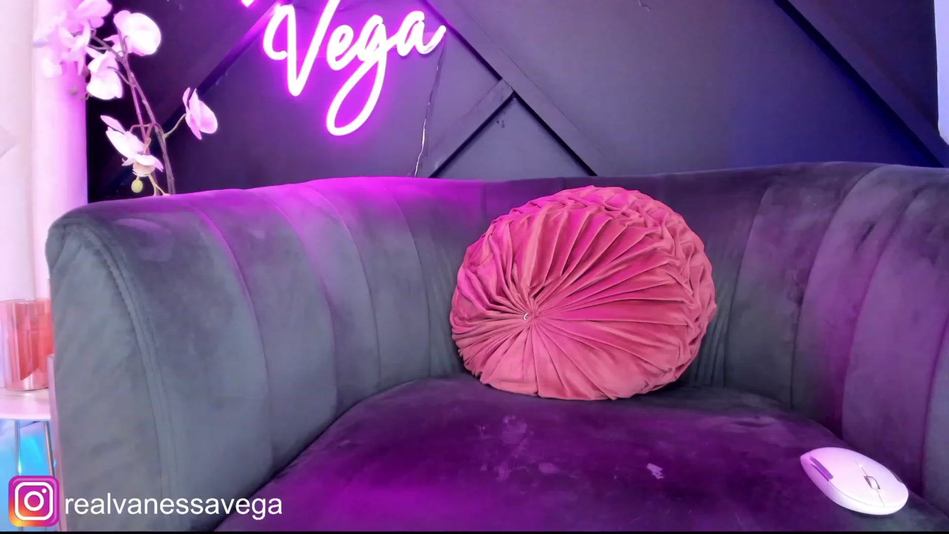 Gallery image thumbnail from Vanessa_Vega's myfreecams stream on, 08/05/2023, 24:46 image 12 of 20